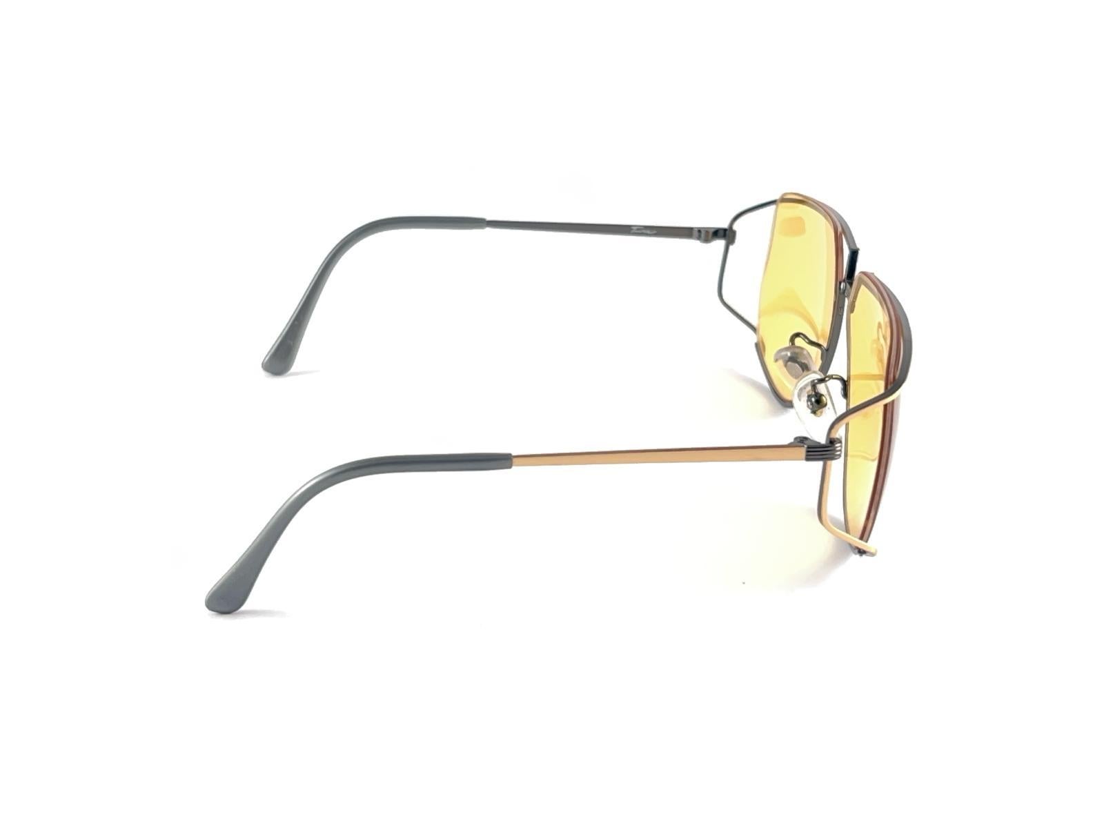 Ultra Rare 1970er Tura 425 übergroße Sonnenbrille in Übergröße aus Dunkelsilber und Gold mit gelben Linsen im Angebot 2