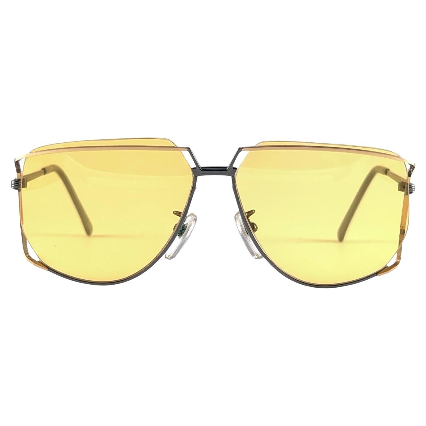 Ultra Rare 1970er Tura 425 übergroße Sonnenbrille in Übergröße aus Dunkelsilber und Gold mit gelben Linsen im Angebot