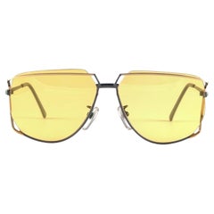 Ultra Rare 1970er Tura 425 übergroße Sonnenbrille in Übergröße aus Dunkelsilber und Gold mit gelben Linsen