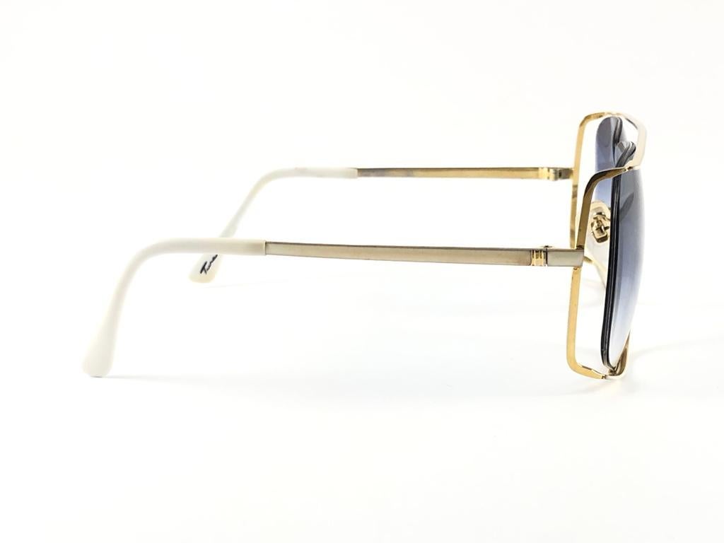 Ultra Rare 1970's Tura 443 Oversized Gold Blue Gradient Lenses Sunglasses In Excellent Condition For Sale In Baleares, Baleares