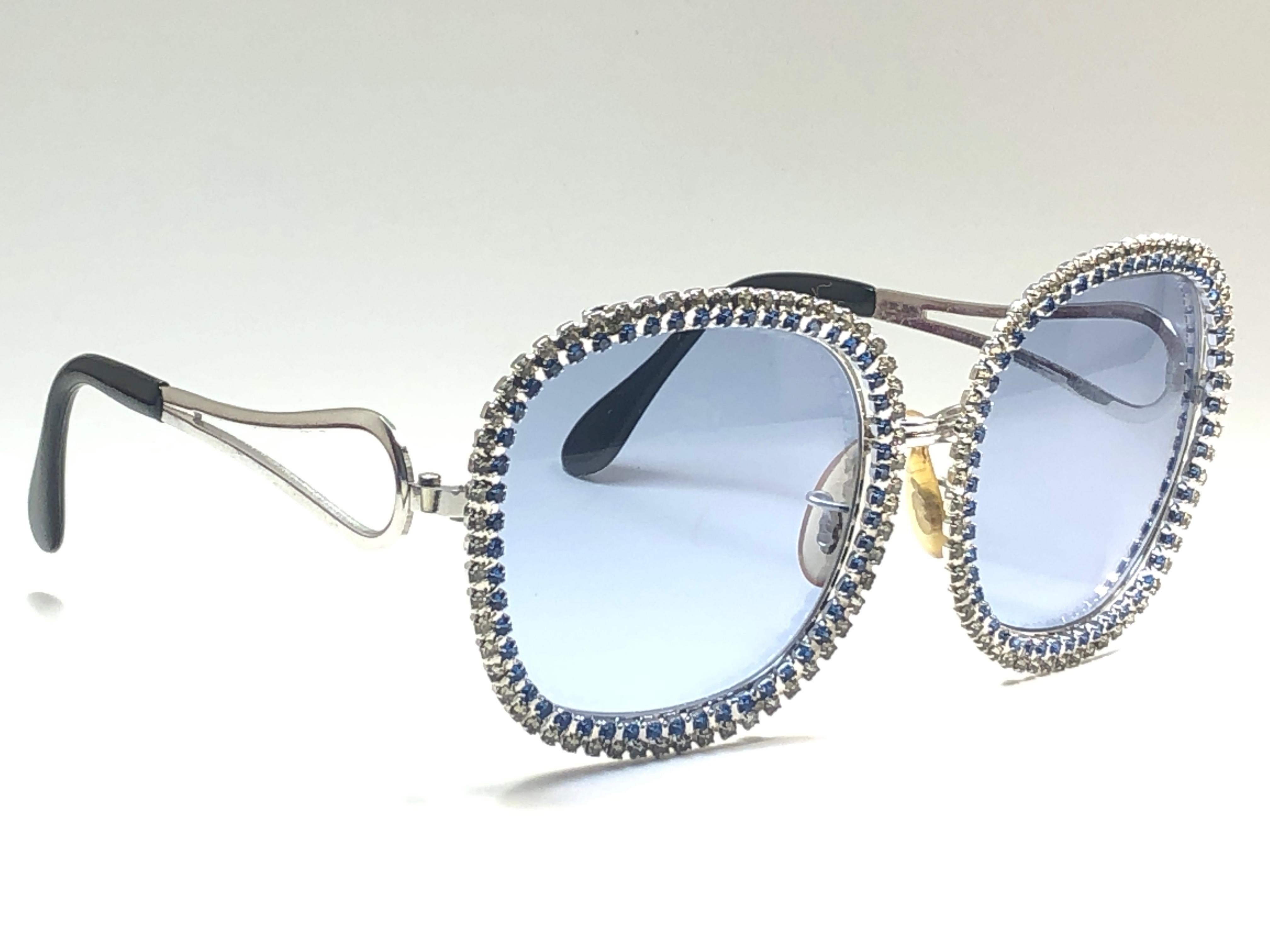 Lunettes de soleil oversized bejewel de Tura circa 1970's par Tura.  

Il s'agit d'une pièce rare, non seulement pour sa valeur esthétique, mais aussi pour son importance dans l'histoire des lunettes de soleil et de la mode.   

Veuillez noter que