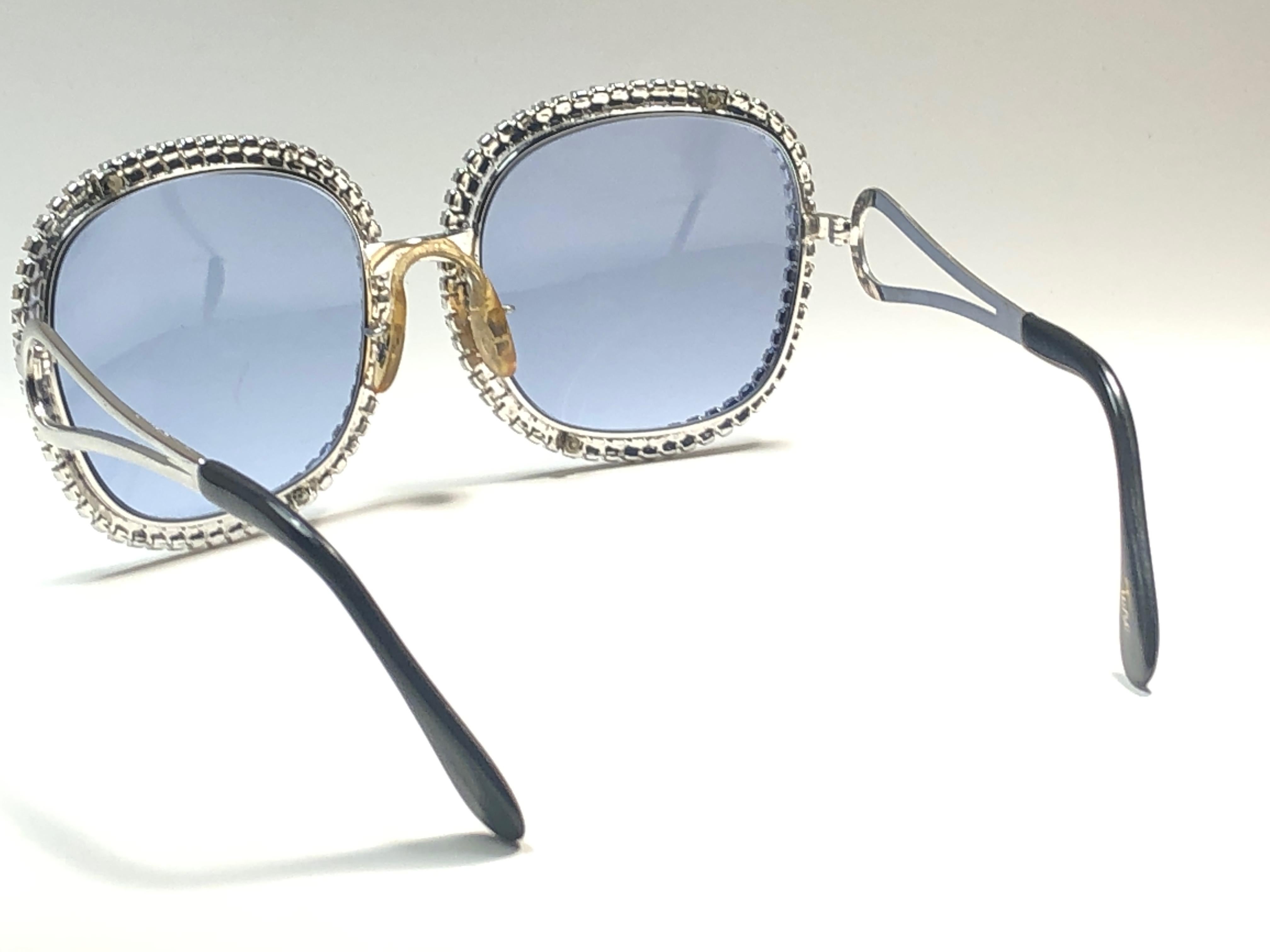 Ultra Rare 1970's Tura Bejewel Oversized Blue Light Lenses Sunglasses Excellent état - En vente à Baleares, Baleares