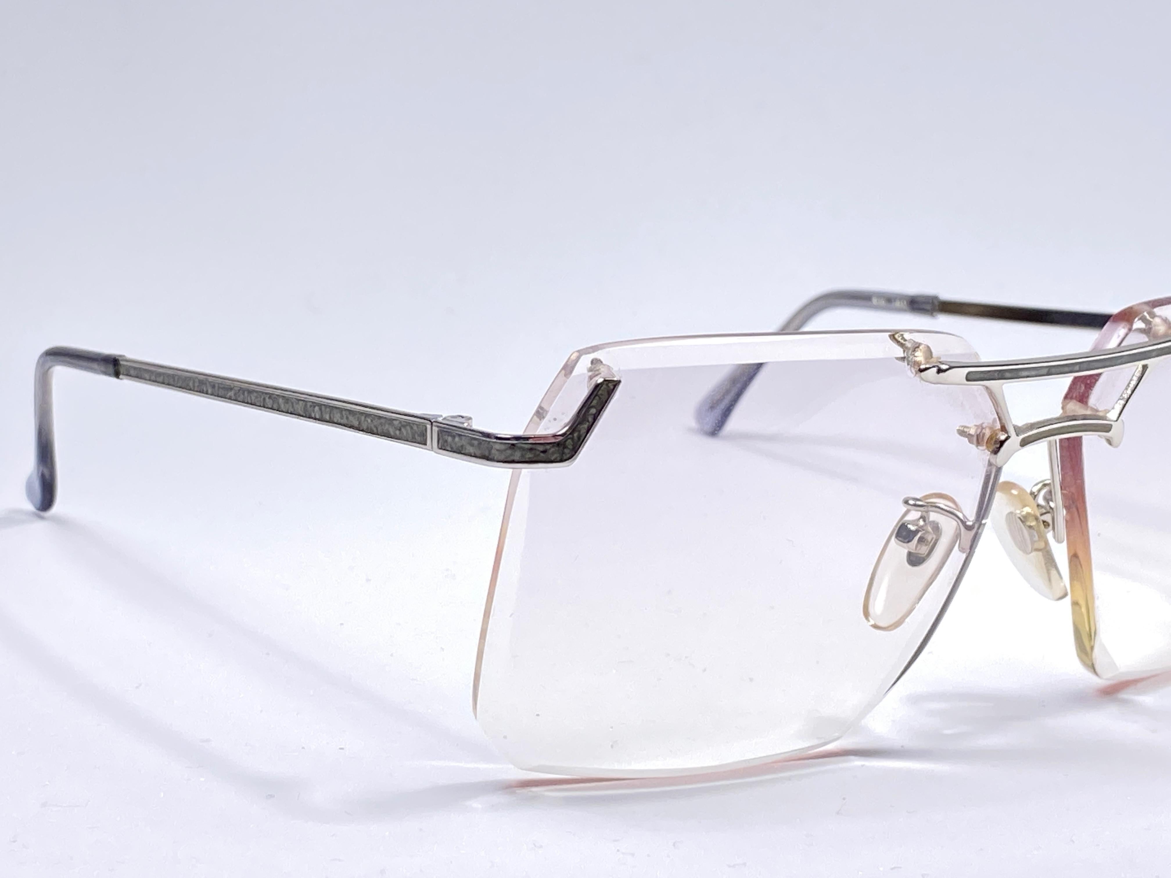 Ultra Tura oversized sunglasses circa 1970's by Tura. Silver rimless frame to adapt your prescription lenses.

This is a seldom and rare piece not only for its aesthetic value but for its importance in the sunglasses and fashion history.   

Please