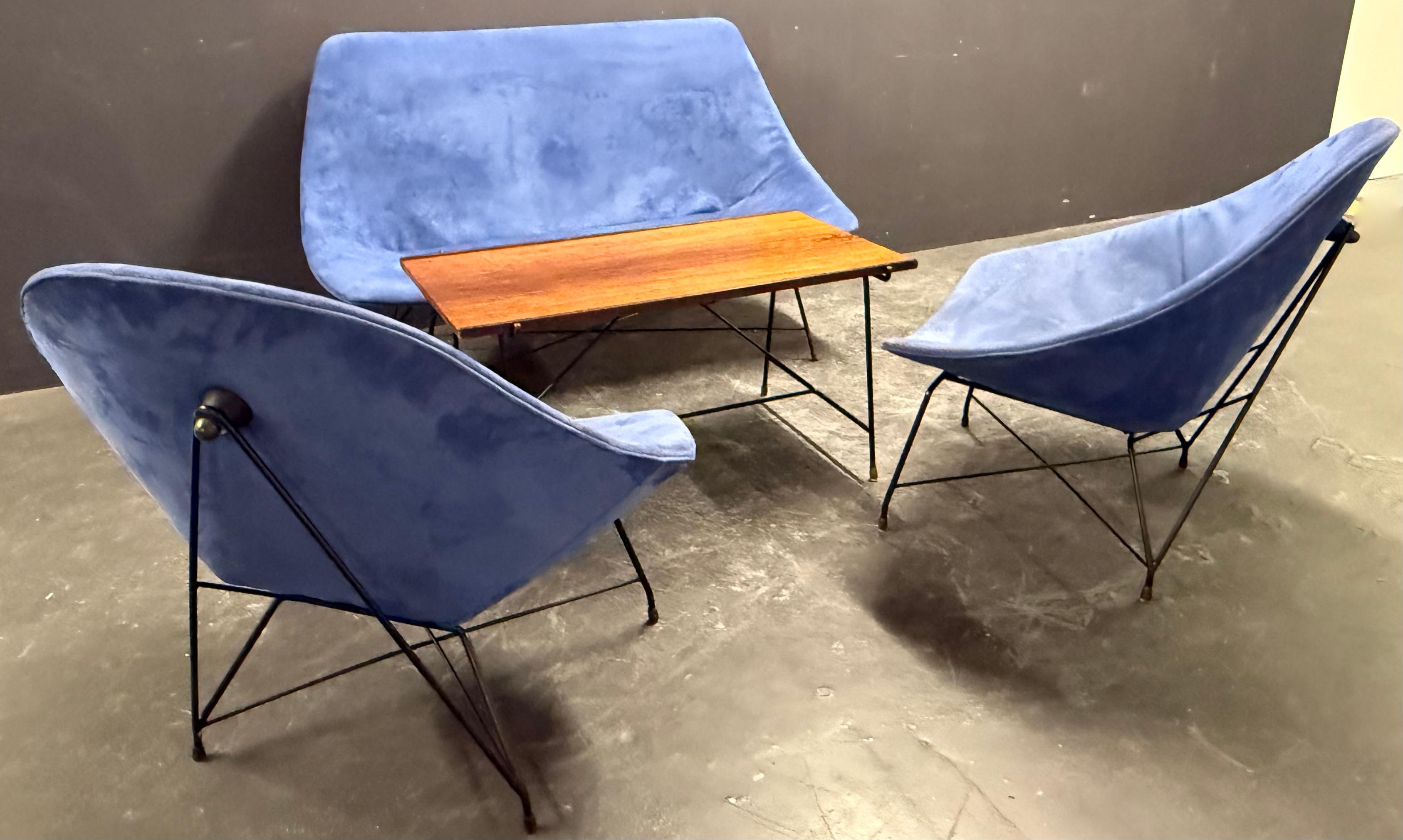 einmalige gelegenheit, eine komplette und passende augusto bozzi kosmos sofagarnitur zu erwerben.  jedes teil für sich ist selten, aber ein passendes set ist unmöglich zu finden. die stühle sind sehr selten, das sofa ist mega selten und der