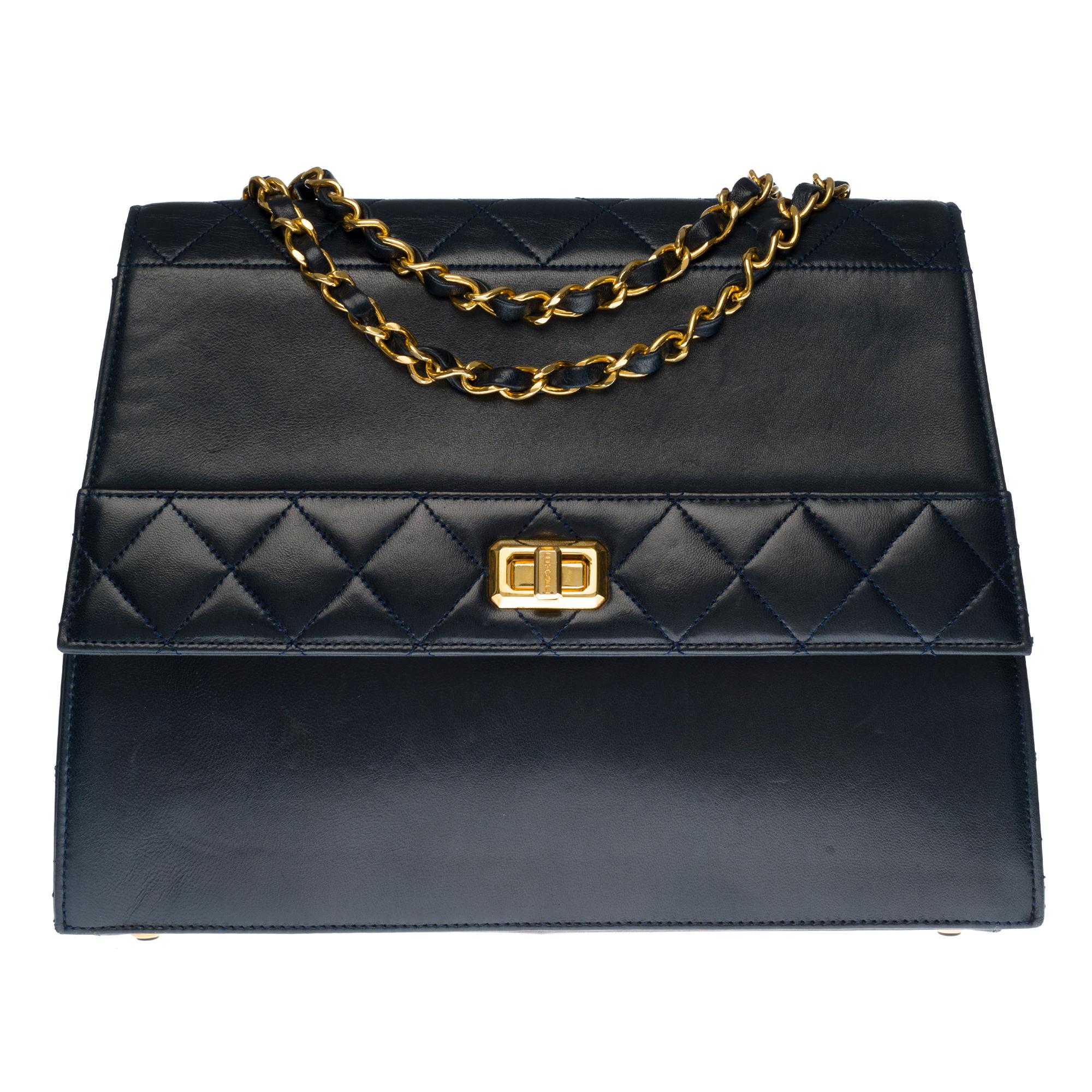 CHANEL
Trapeze navy blue Leather Shoulder bag 
Very rare bag. 
Date: 1989/1991.
Made in France 
with logo detail lock 
with its hologram inside.
One slip pocket inside, big compartment. 
Chain length: 45 cm. 

Reference:  121278587.

with its