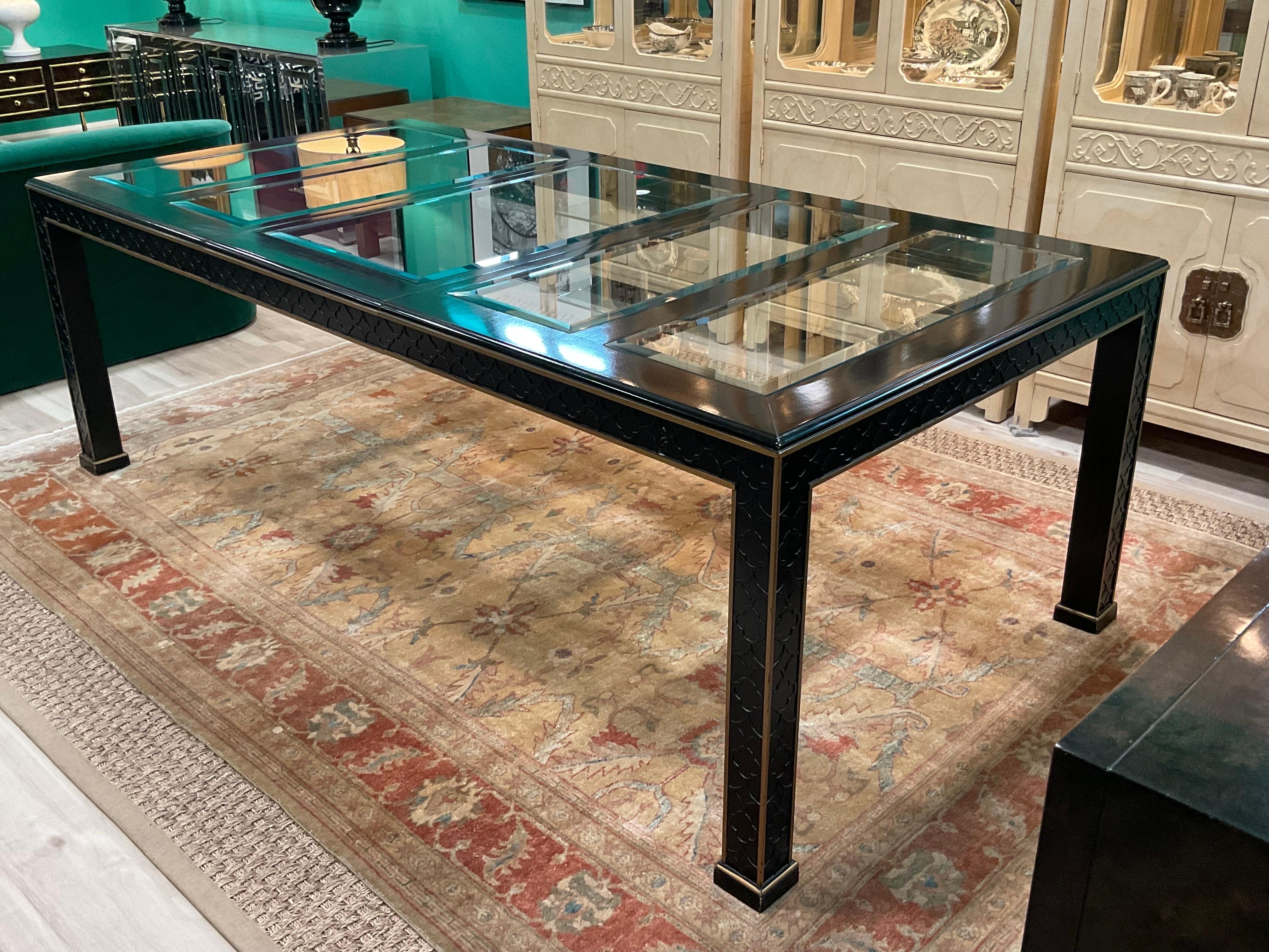 Table de salle à manger Chippendale chinoise ultra rare de Century Furniture Co. Cette pièce des années 1970 de Raymond Brilliante est finie dans la laque noire d'origine qui met brillamment en valeur les détails extraordinaires. 