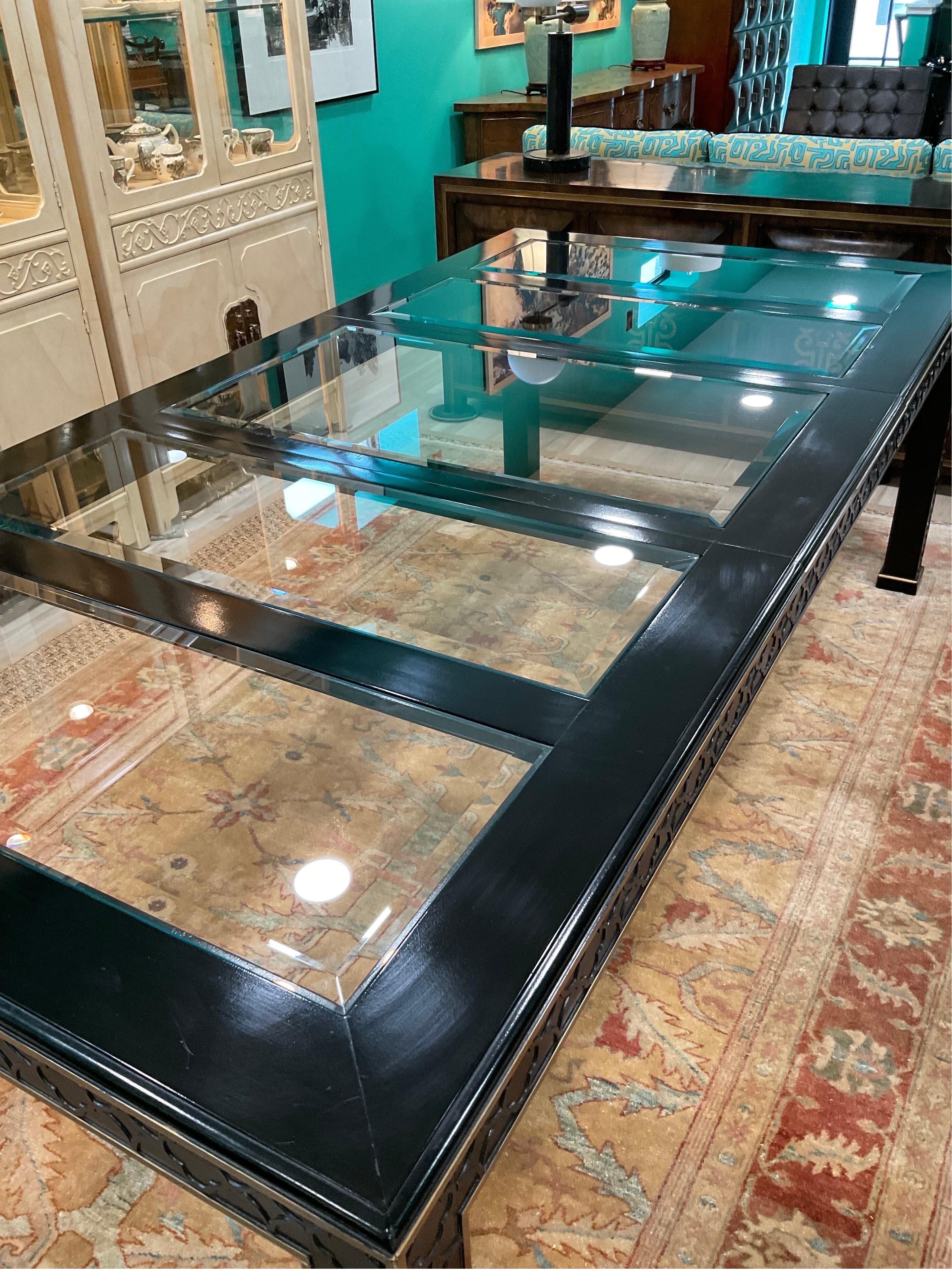 Ultra Rare Table de salle à manger Chippendale chinoise laquée noire du siècle dernier en vente 2