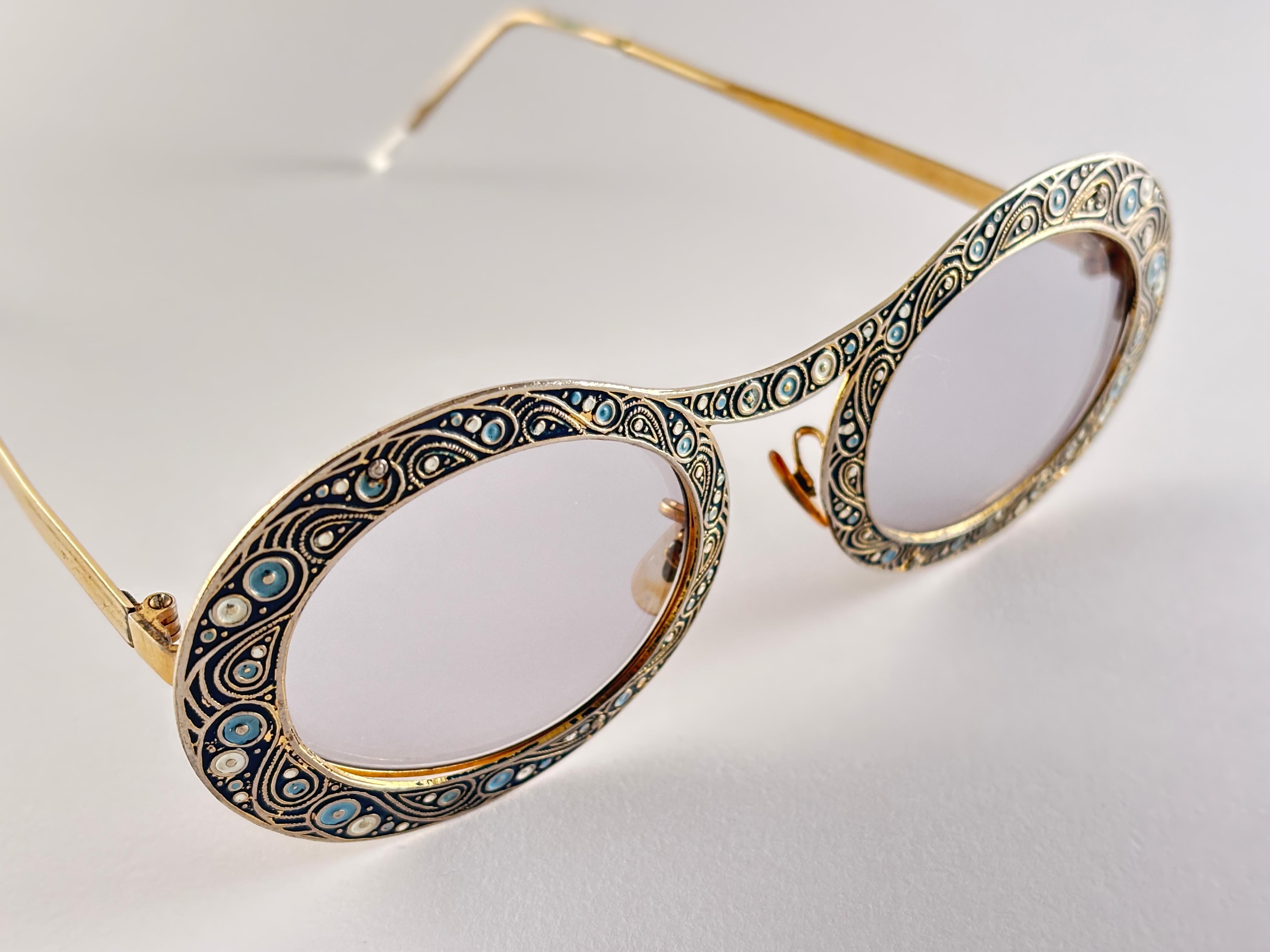 Rarísimo par de gafas de sol Christian Dior de alrededor de 1969. Montura de oro de 12 quilates.

Se trata de una pieza rara y escasa no sólo por su valor estético sino por su importancia en la historia de las gafas de sol y de la moda. 

Delicado