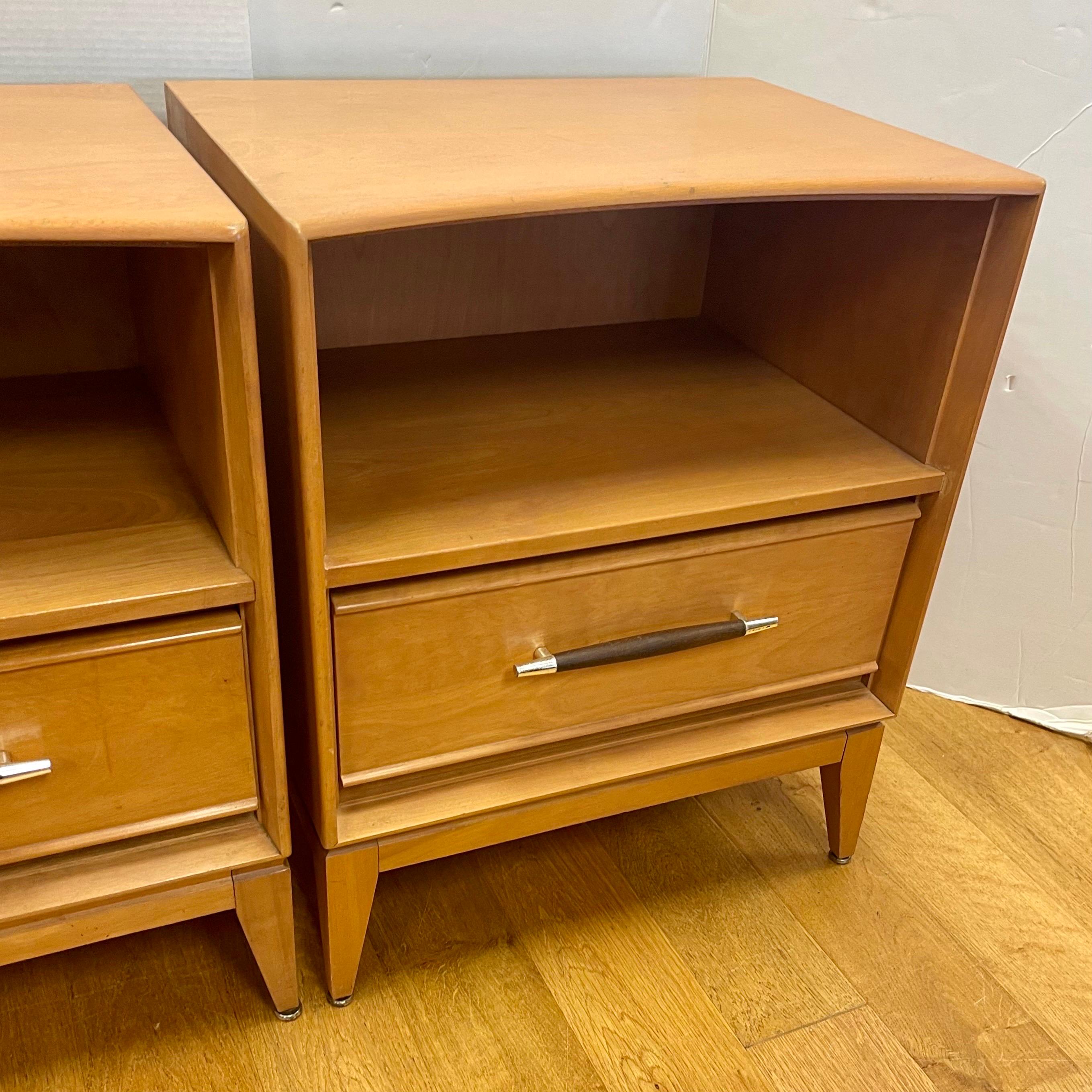 Ultra Rare Heywood Wakefield Pair of Nightstands circa 1955 Mid-Century Modern In Good Condition In West Hartford, CT