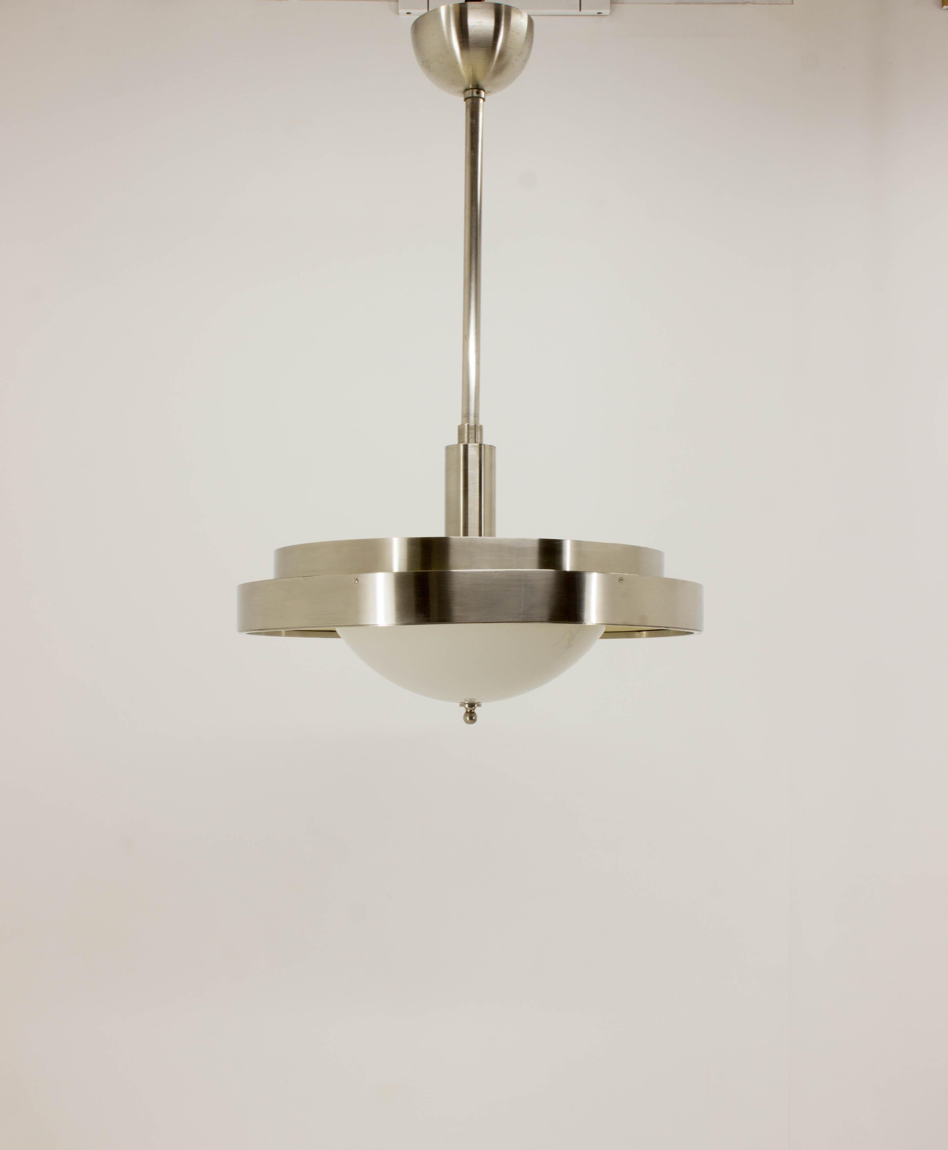 Ce lustre Bauhaus unique en nickel a été réalisé par IAS dans les années 1930 en Tchécoslovaquie. Il est en très bon état et possède deux circuits séparés - supérieur avec quatre ampoules et inférieur avec trois ampoules. Il a été soigneusement