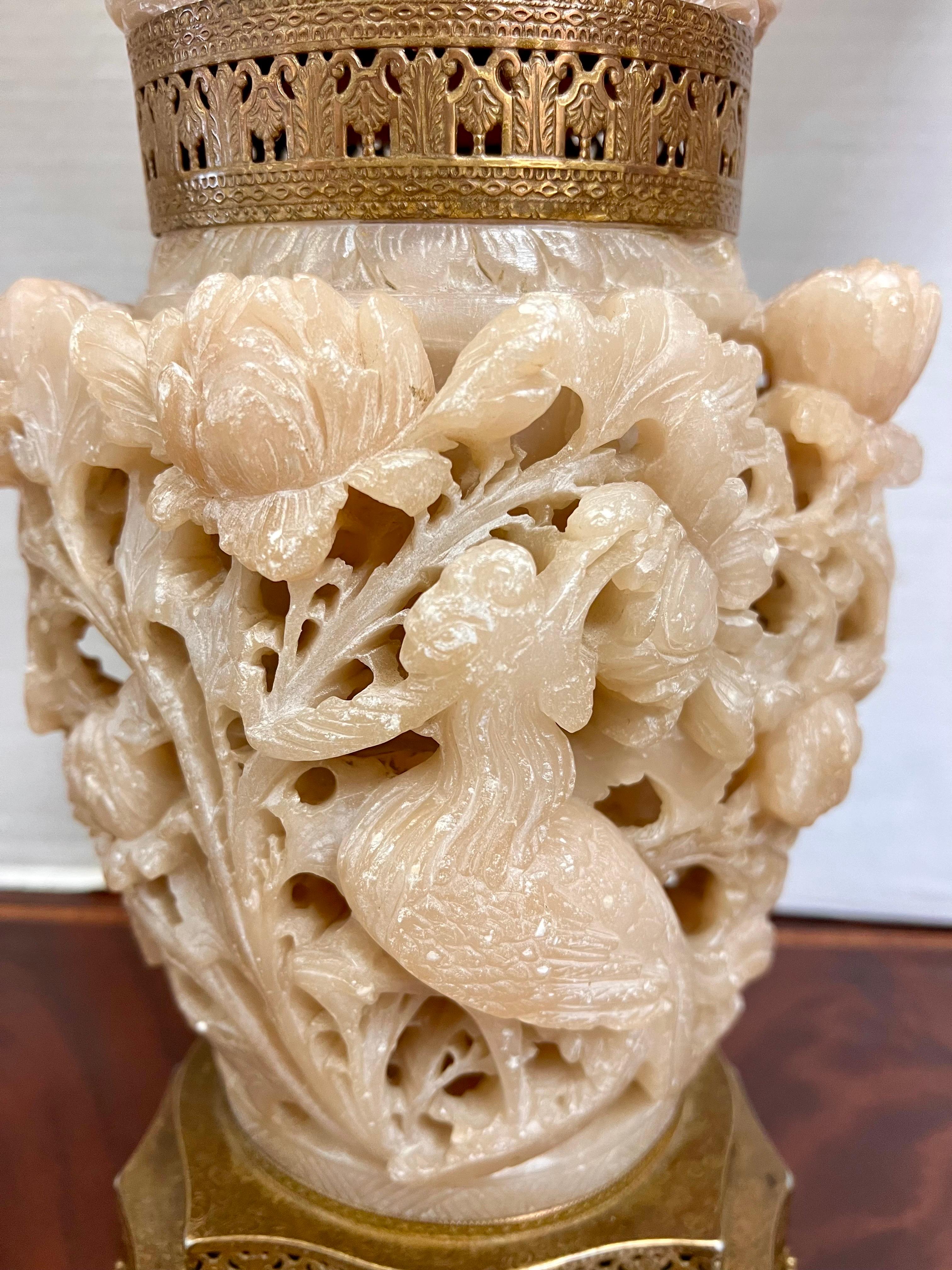 Laiton Paire Ultra Rare de Lampes Urnes Chinoises en Pierre de Savon Rose Sculptée avec Abat-jours en vente