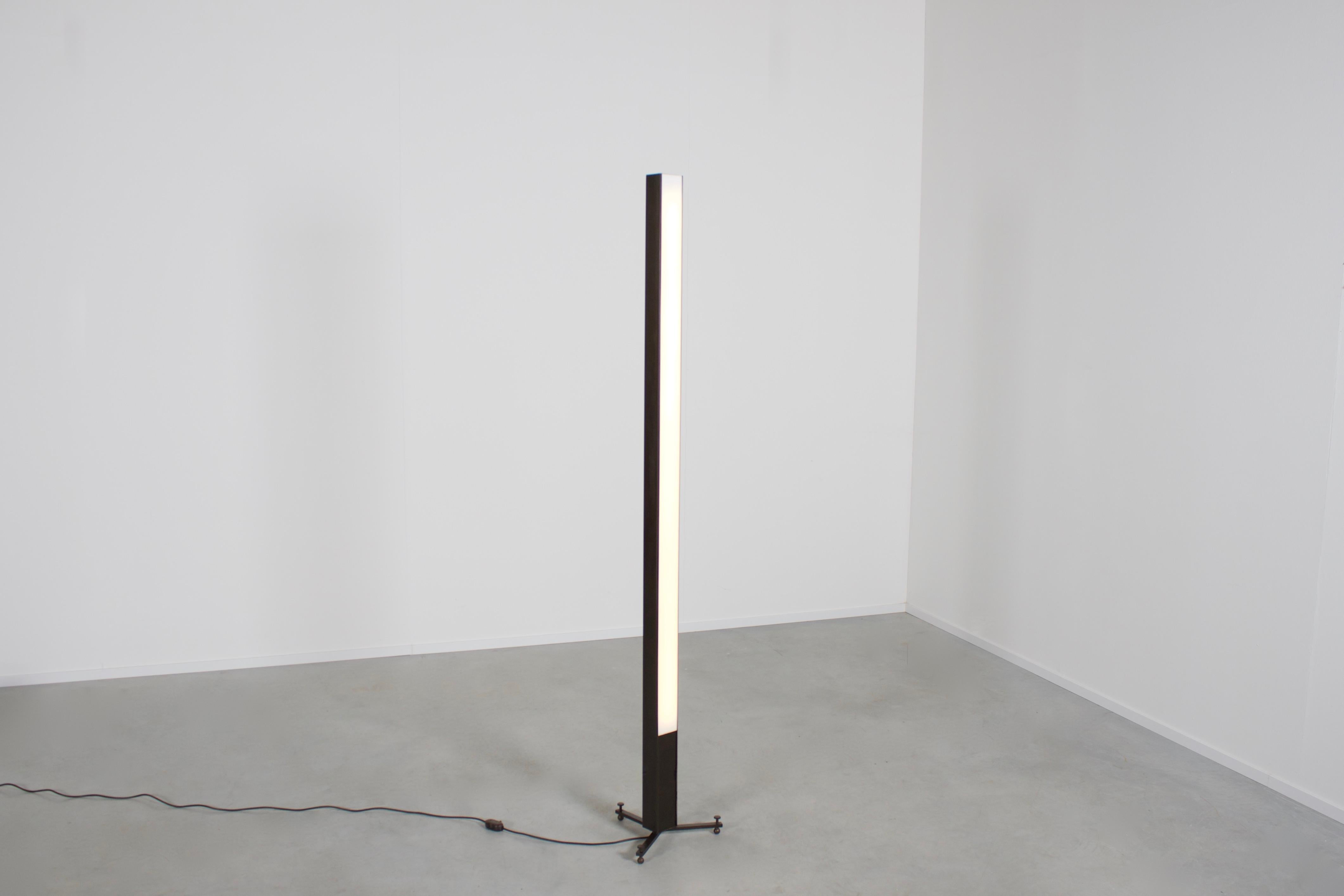 Very rare Minimalist floor lamp by Willem Iepma in very good original condition.

Manufactured by A. Polak in 1954

A. Polak manufactured these lamps in two heights, this is the largest version.

The lamp is made of patinated metal with a white