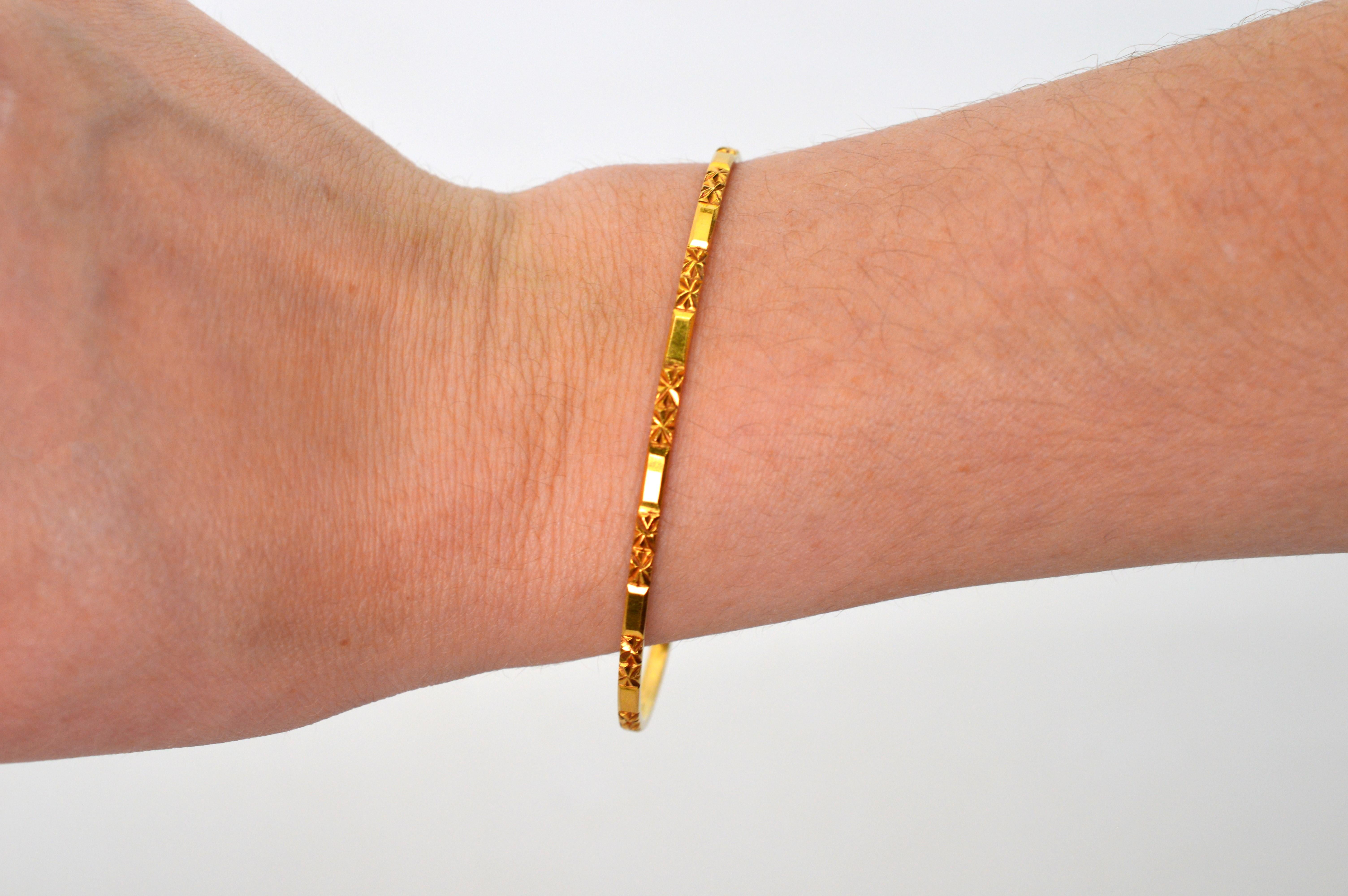 Ultra Slim 18 Karat Yellow Gold Bangle Bracelet In Good Condition For Sale In Mount Kisco, NY