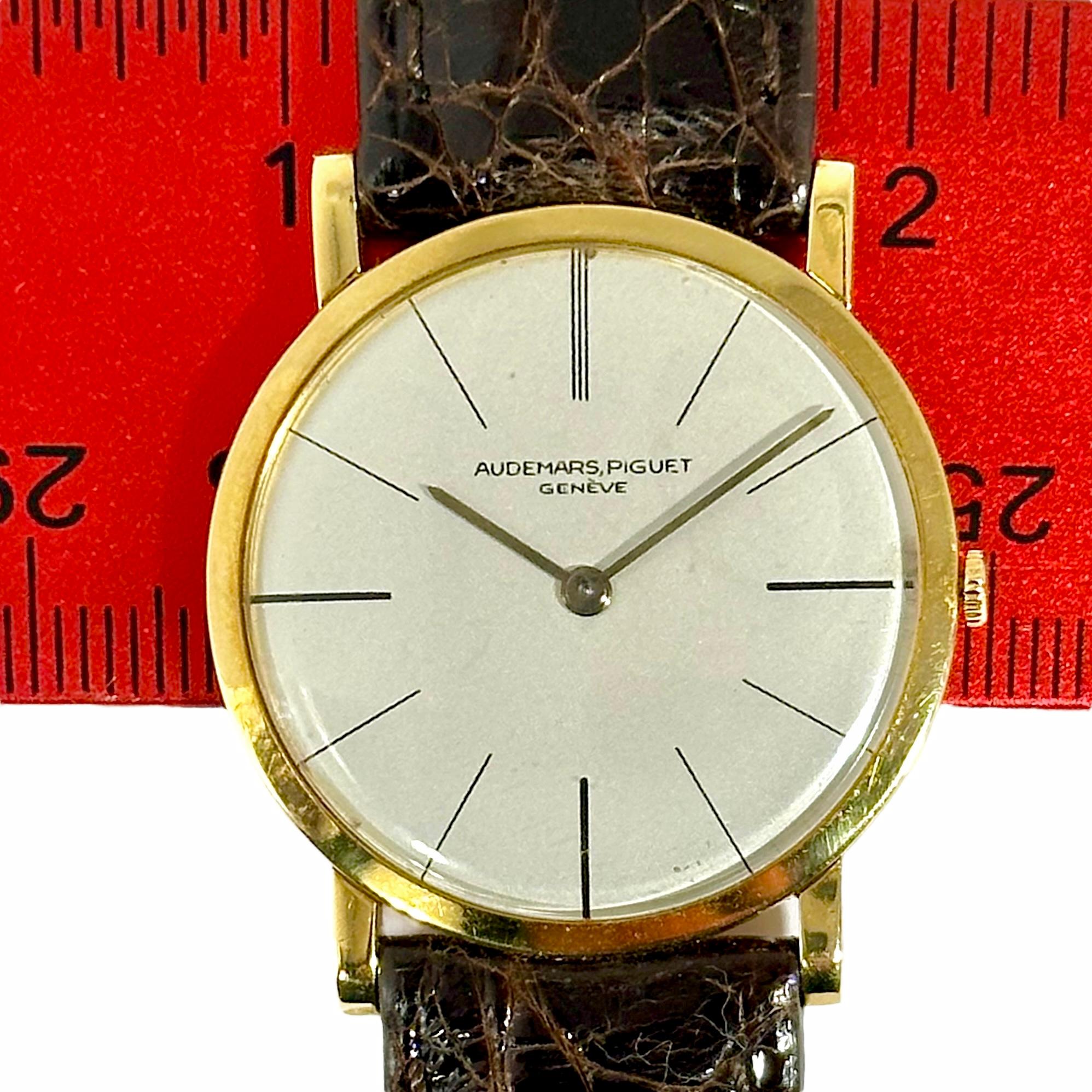 Cette belle montre-bracelet Audemars-Piguet en or jaune 18 carats est d'une grande élégance. Fabriquée au milieu du 20e siècle, cette version fait partie des plus fines produites à cette époque, avec une épaisseur de boîtier légèrement supérieure à