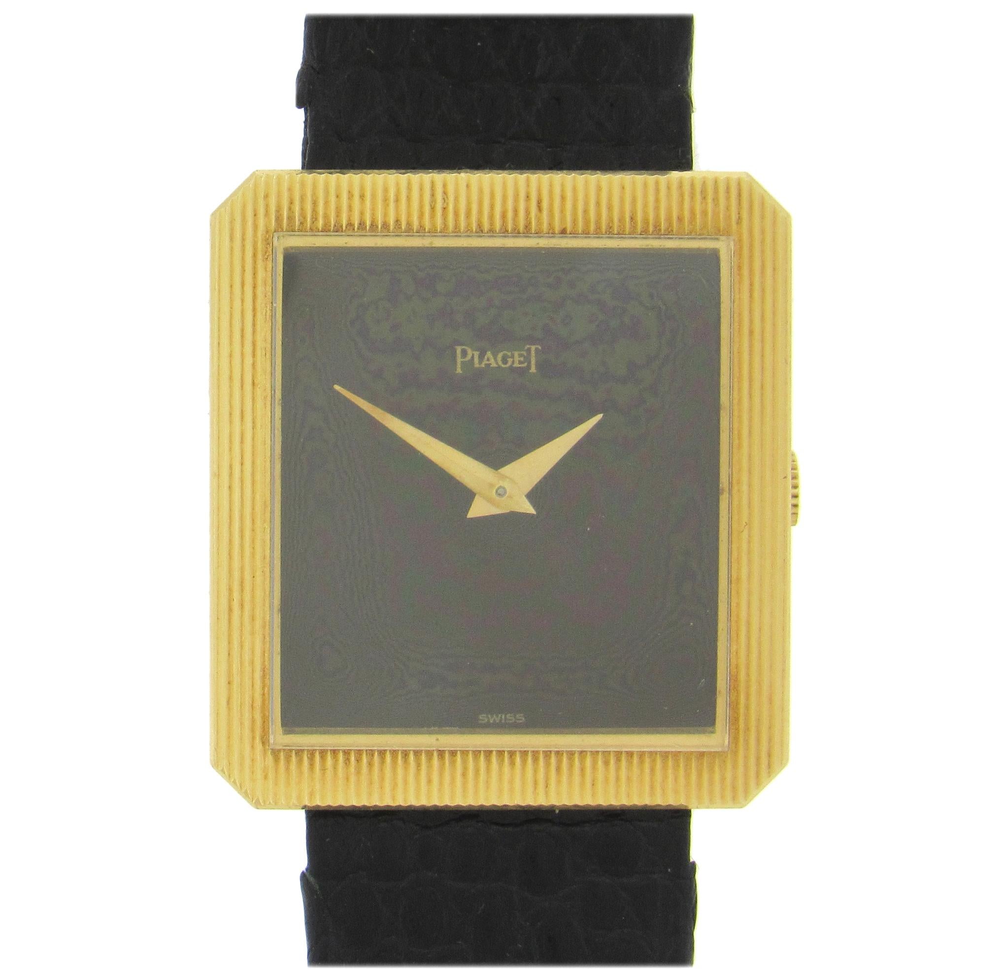 Die ultradünne Piaget aus 18 Karat Gelbgold, Ref. 9154, um 1980, 25 x 27 mm, rechteckig, mit Handaufzugswerk Kaliber 9P2, geriffelter Lünette, schwarzem Onyx-Zifferblatt, Saphirglas, Dauphine-Zeigern aus 18 Karat Gold und Schließe aus 18 Karat Gold.