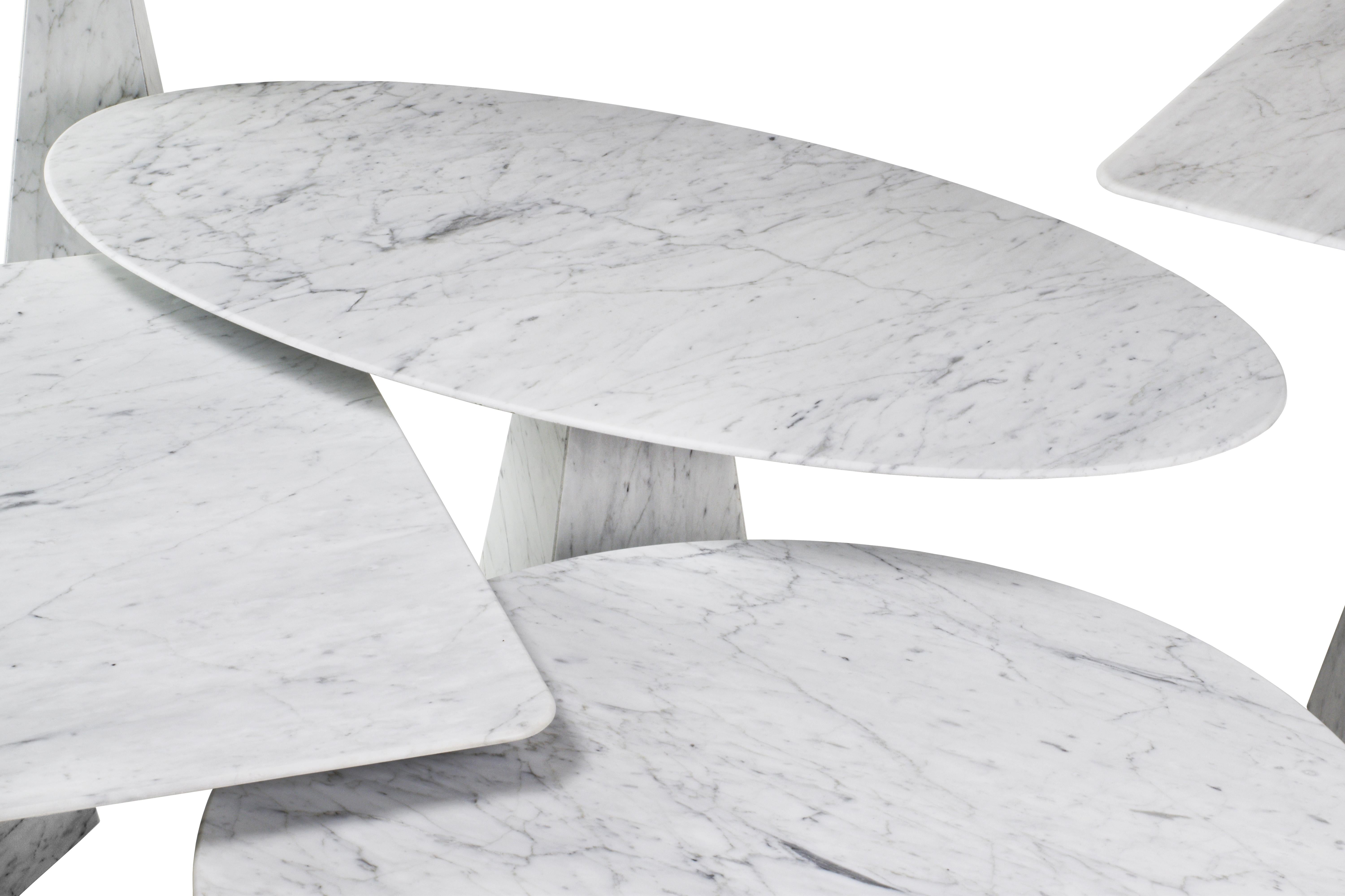 Inspired by the feeling of weightlessness and its connection to the space, crafted entirely in laminated stone.
This advanced technique allows us to get na ultra-thin and high resistant marble tabletop. The tables are light, simple, easy and