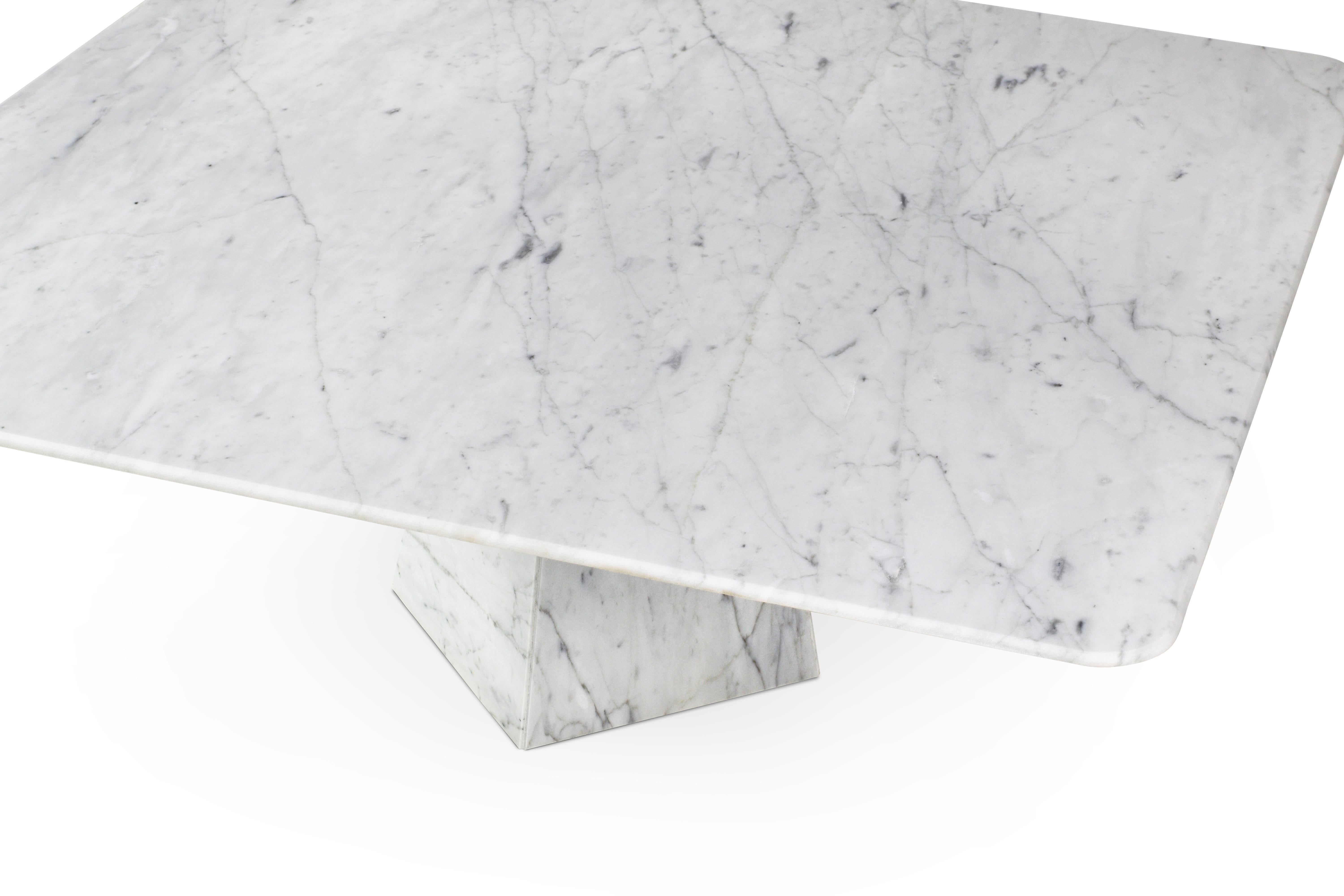 Ultradünner quadratischer Beistelltisch aus weißem Carrara-Marmor (Laminiert) im Angebot