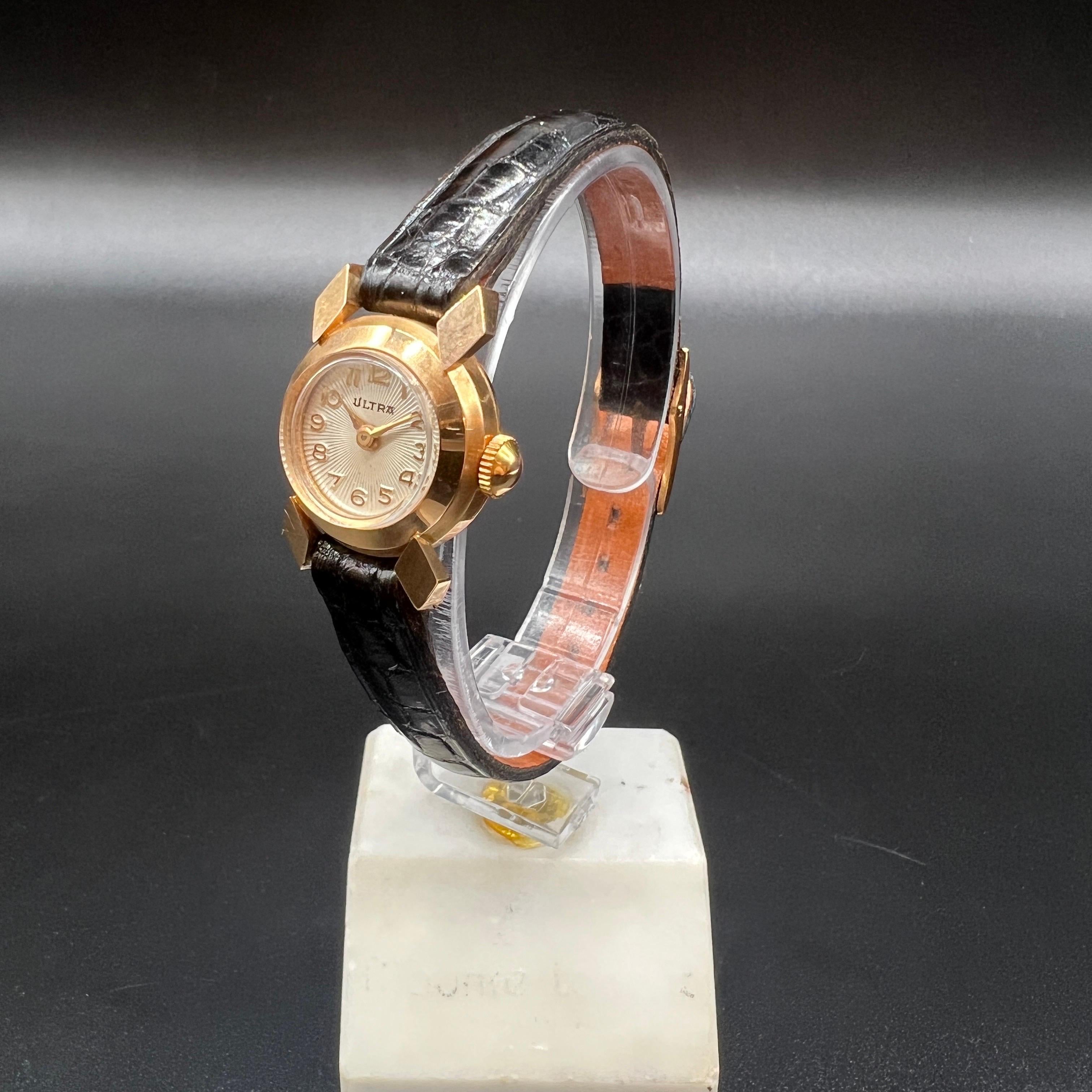 Ultra Vintage Women Watch Off White Dial Yellow Gold Case 18 Karat In Good Condition For Sale In Vannes, FR