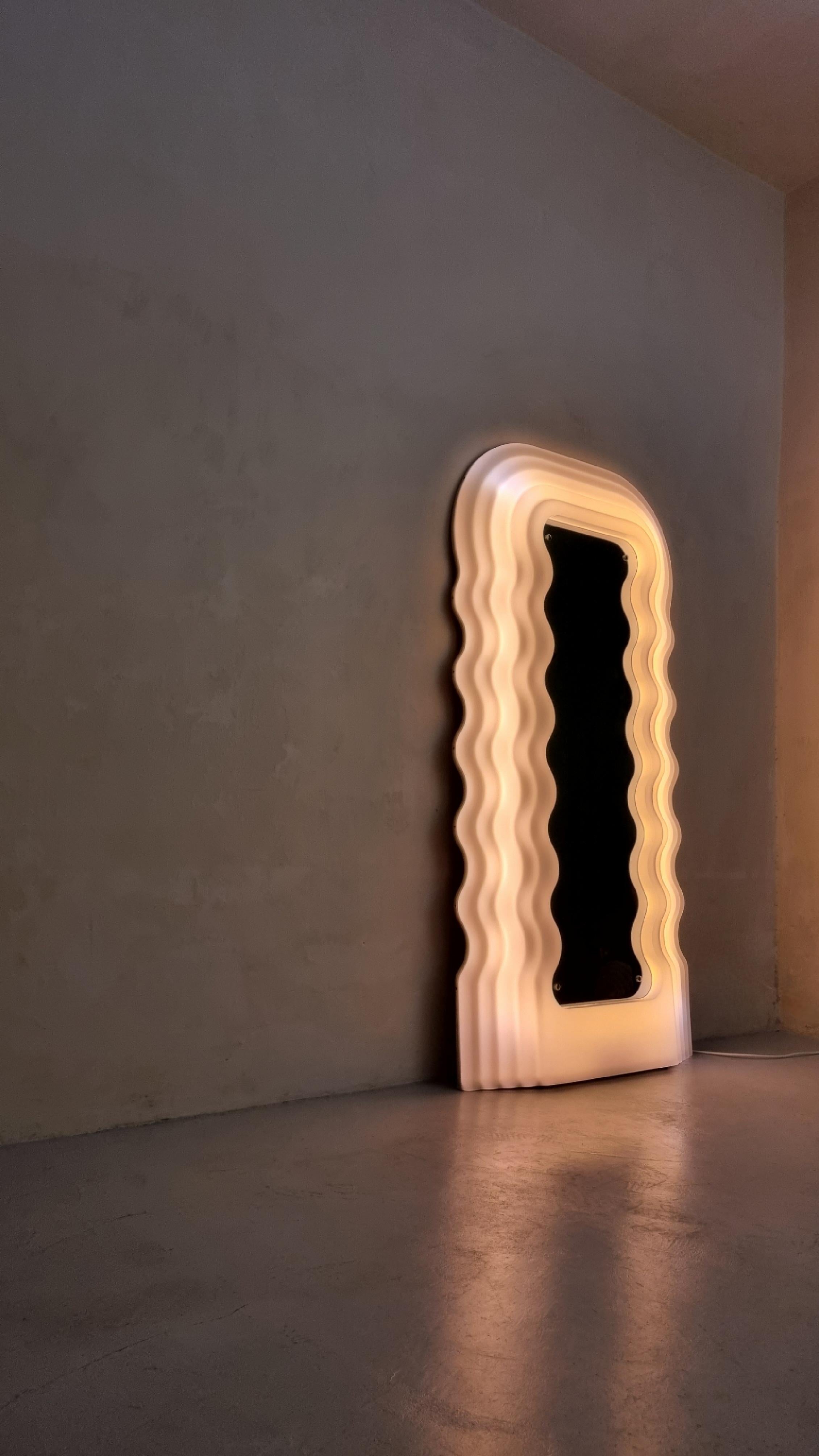 Espejo iluminado Ultrafragola diseñado por Ettore Sottsass para Poltronova, años 80 Late 20th Century en venta
