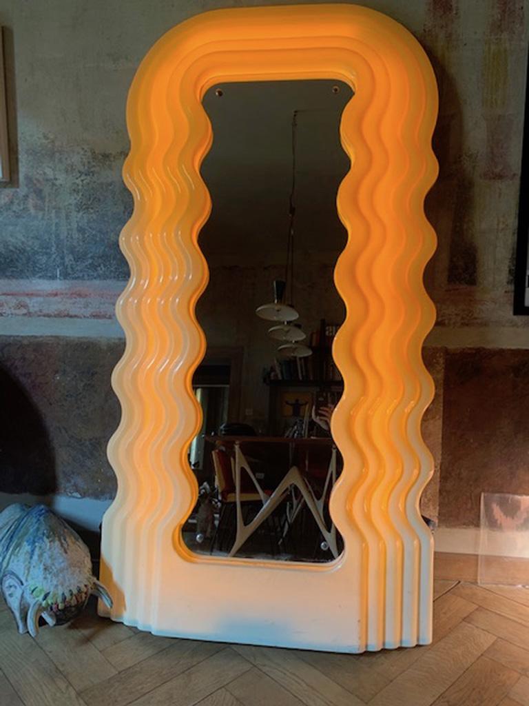 An ironic mirror illuminated by a pink neon inside the frame. The Ultrafragola mirror is part of the Gray Furniture project presented in Milan in May 1970 as part of the third edition of Eurodomus.
Ultrafragola wants to be a tribute to Lewis Carrol