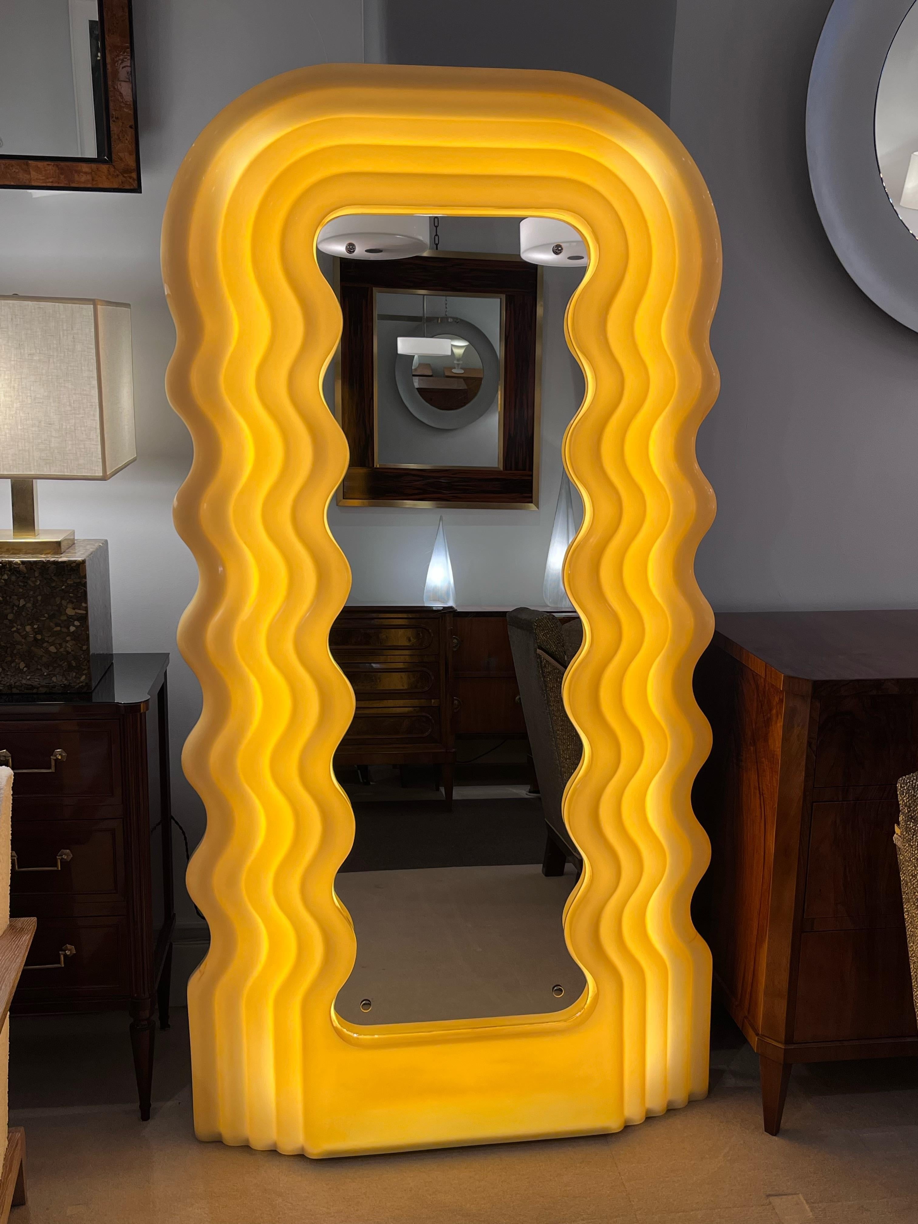 Modèle original de la première édition du miroir Ultrafragola conçu par Ettore Sottsass pour Poltronova. Miroir lumineux avec coque en acrylique faite de vagues superposées autour du miroir central qui imite le même design ondulé. Modèle original de