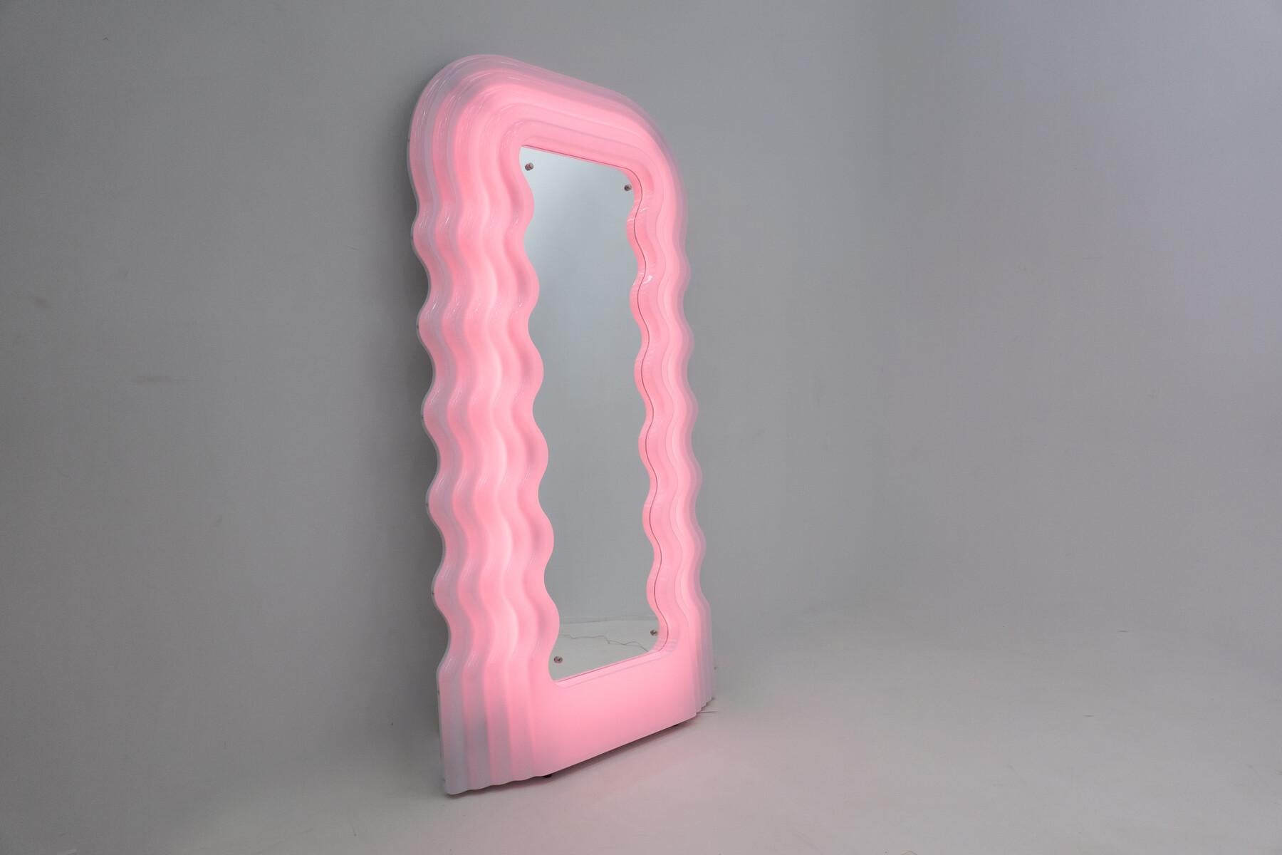 Ultrafragola Spiegel/Lampe von Ettore Sottsass, Poltronova

Verkauft mit Originalverpackung und Echtheitszertifikat 