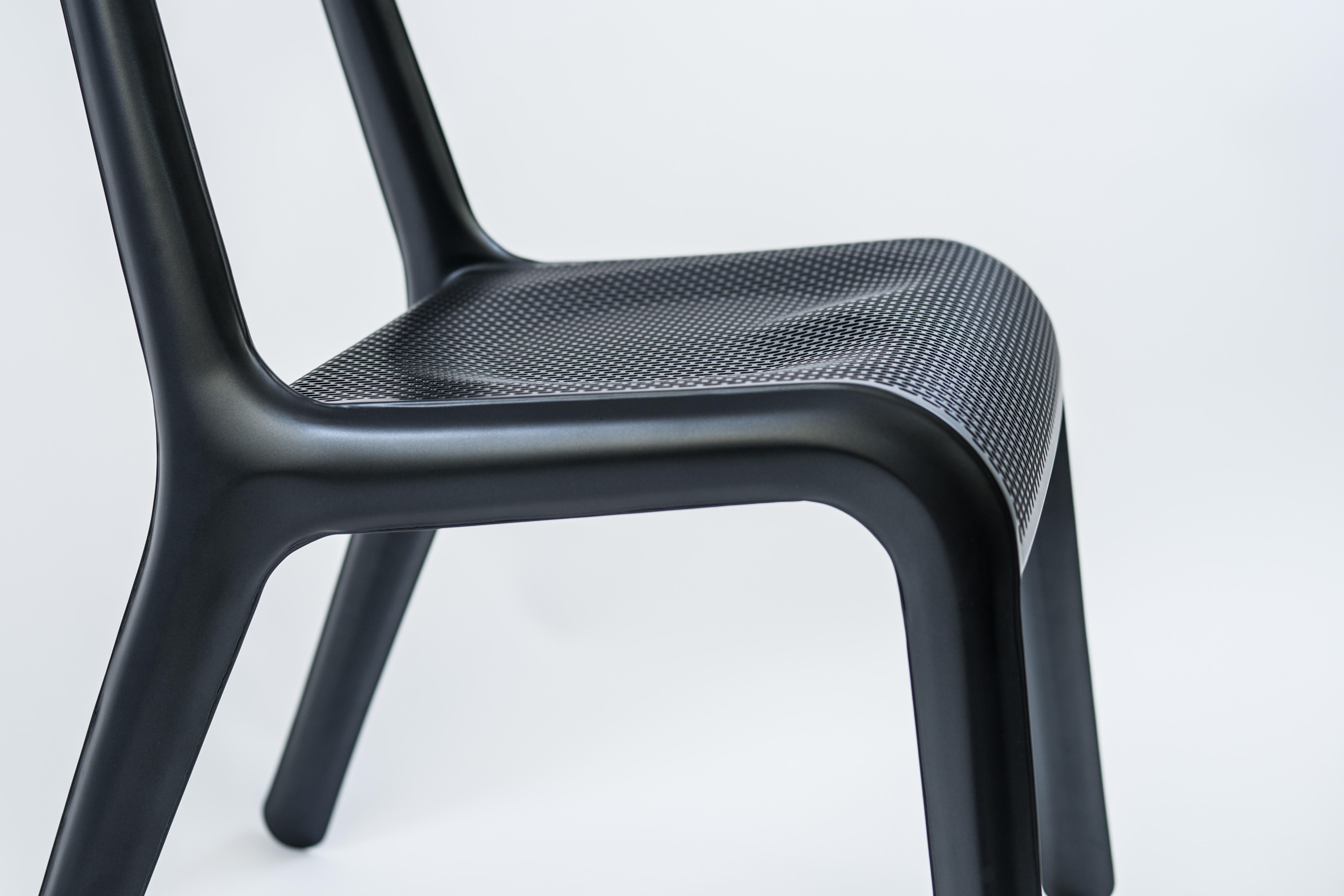 Il design di Ultraleggera si adatta perfettamente alle tendenze attuali e alle aspettative dei consumatori, soprattutto in termini di soluzioni ecologiche. Secondo l'idea MMT (Mono Material Thinking), la sedia è realizzata con un solo materiale,
