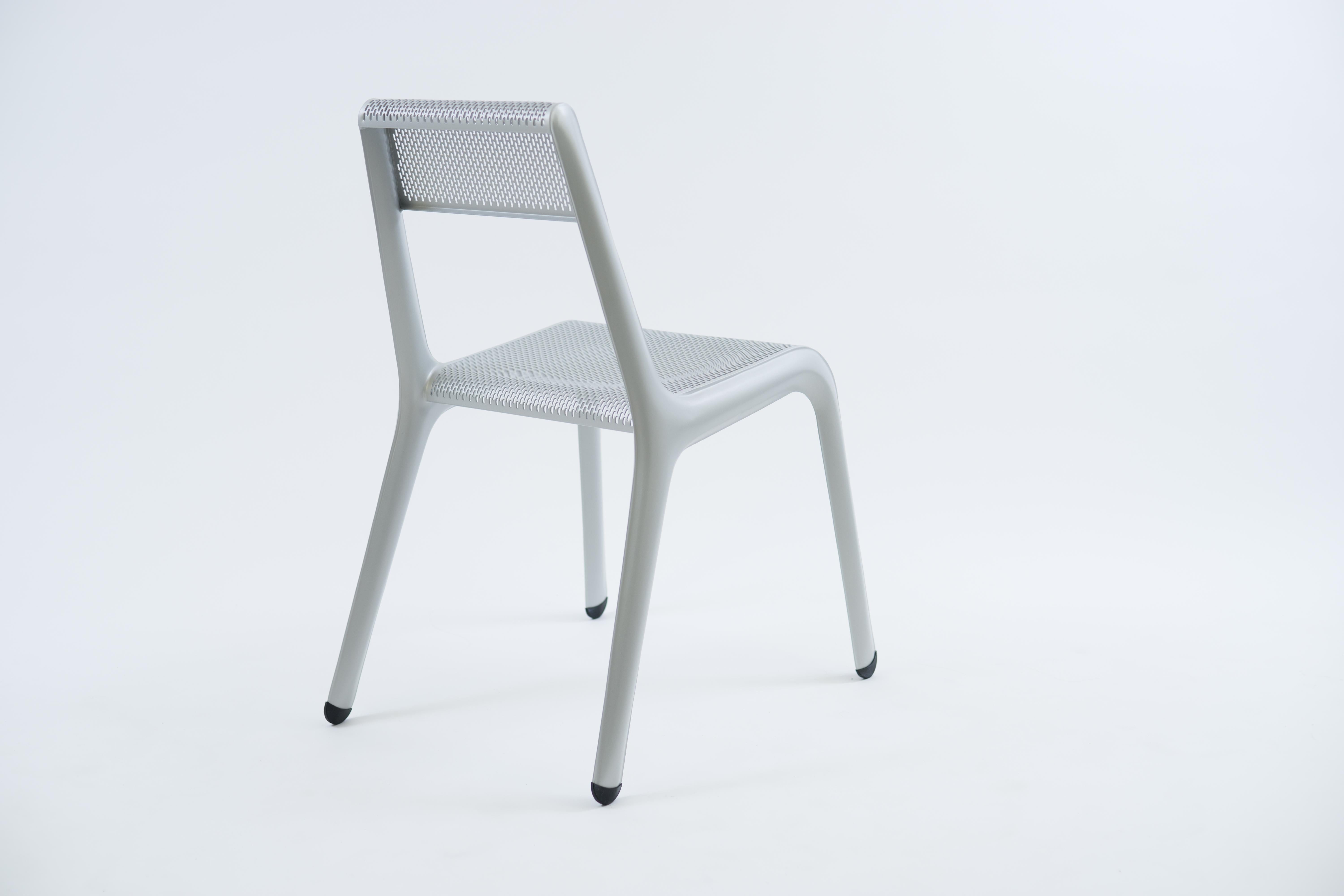 Ultraleggera design fits perfectly the current trends and consumers’ expectations, especially in terms of environment friendly solutions. Pursuant to MMT idea (Mono Material Thinking), the chair is made of just one material – aluminum, what allows