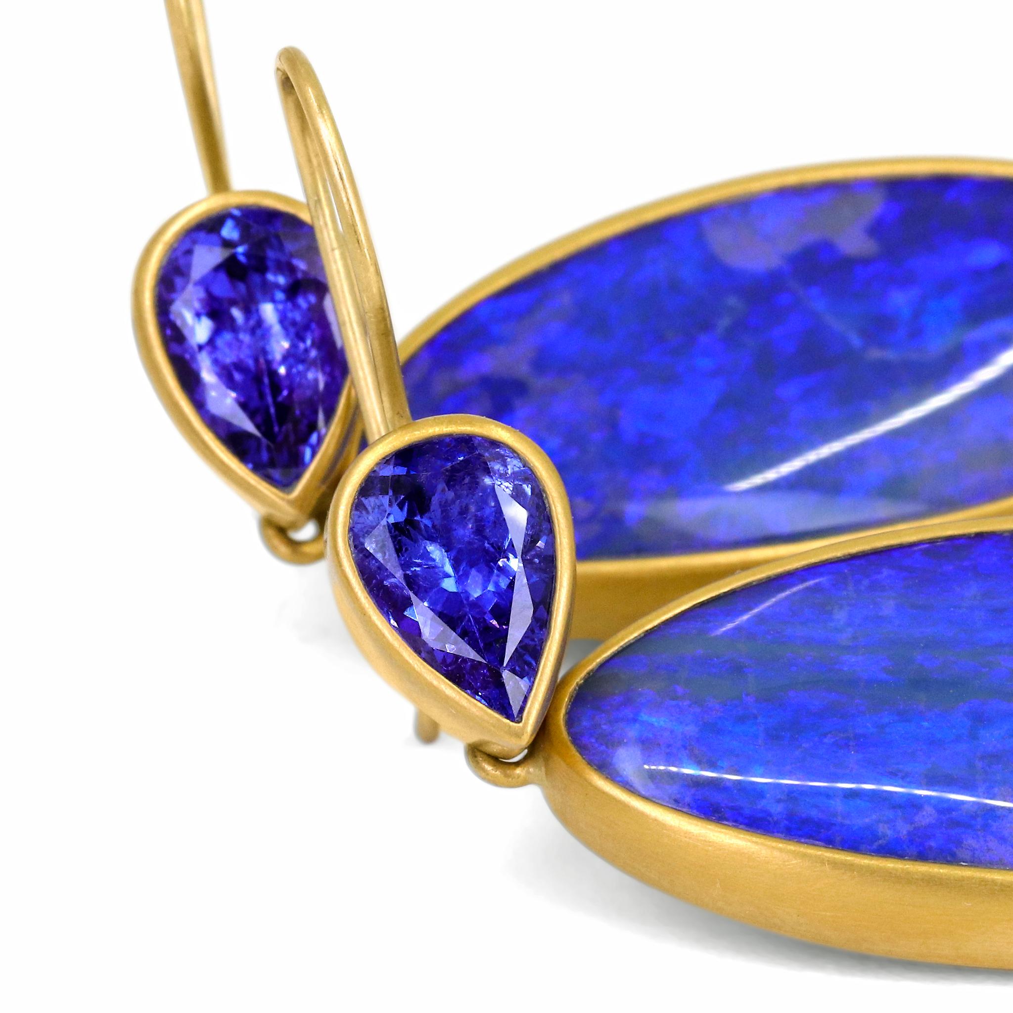 Artiste Lola Brooks Pendants d'oreilles longs en or 22 carats avec opale ultramarine et tanzanite en vente