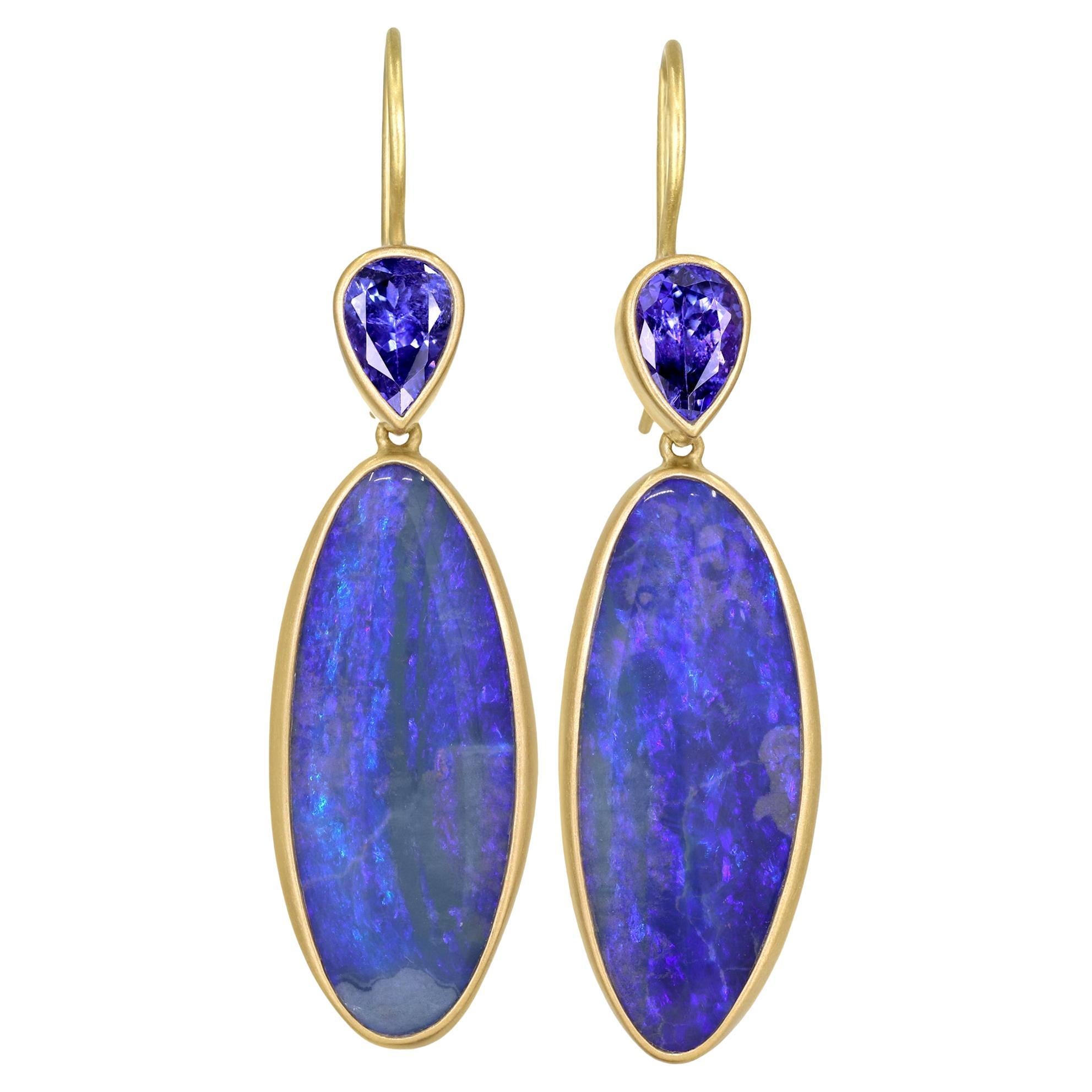 Lola Brooks Pendants d'oreilles longs en or 22 carats avec opale ultramarine et tanzanite en vente
