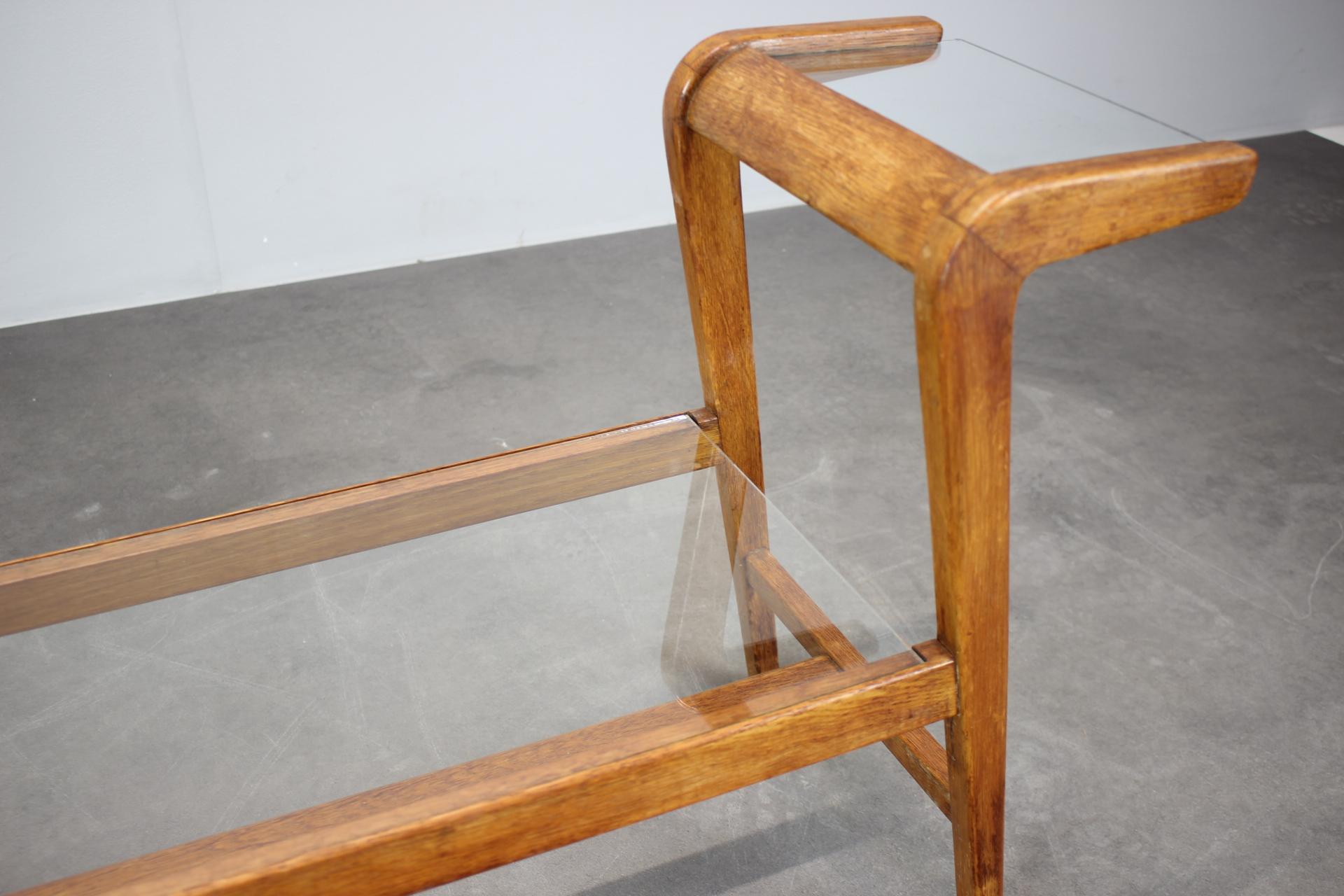 ULUV Mid-Century Wooden Plant Stand with Glass Shelf, 1960s Czechoslovakia (Moderne der Mitte des Jahrhunderts) im Angebot