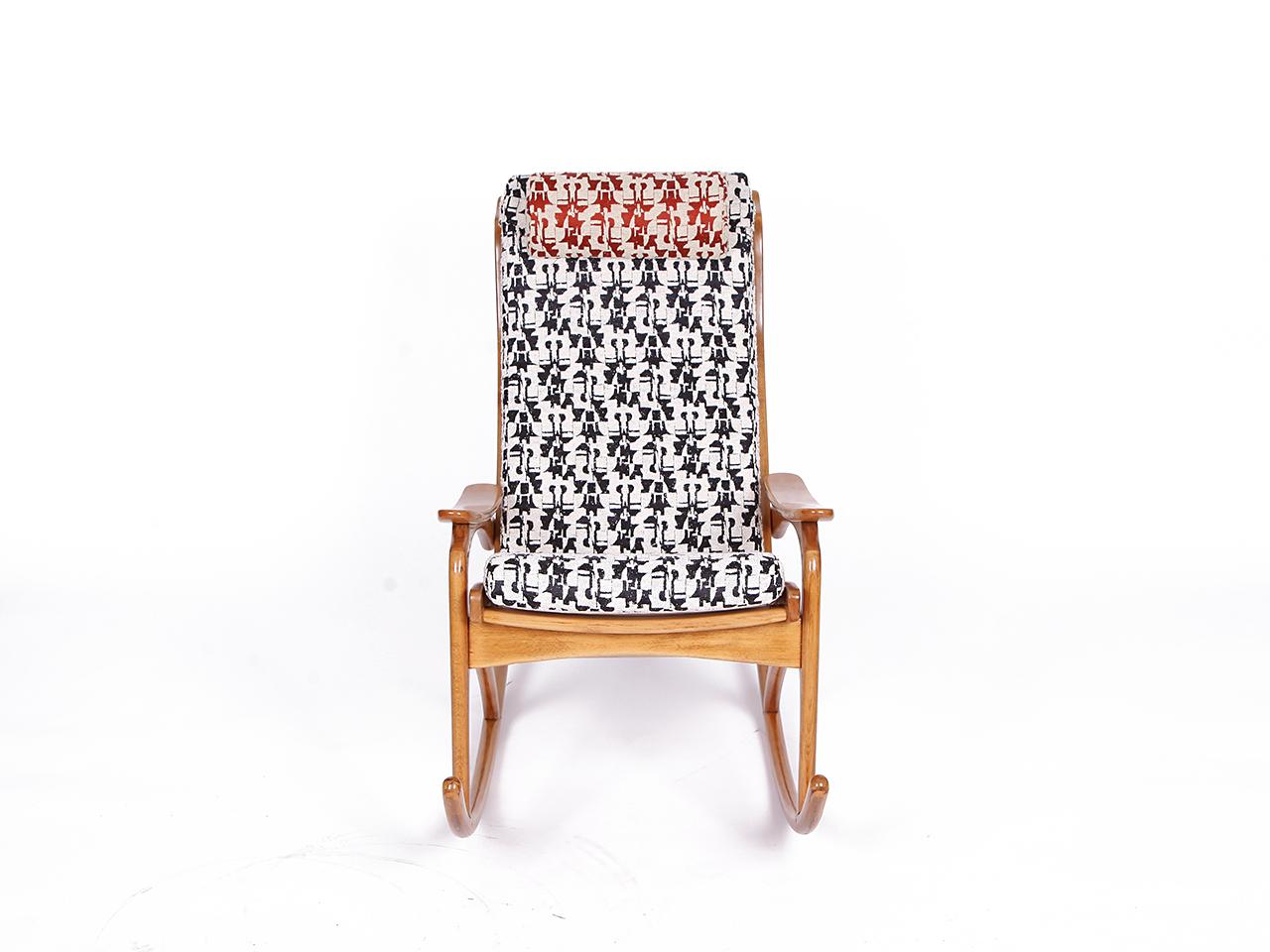 ULUV Schaukelstuhl, 1950er Jahre - Élitis Upholstery
Außergewöhnlicher Schaukelstuhl aus der Mitte des Jahrhunderts, hergestellt von ULUV in der Tschechoslowakei. 
Der skulpturale Buchenholzrahmen wurde vollständig restauriert und mit hochwertigem