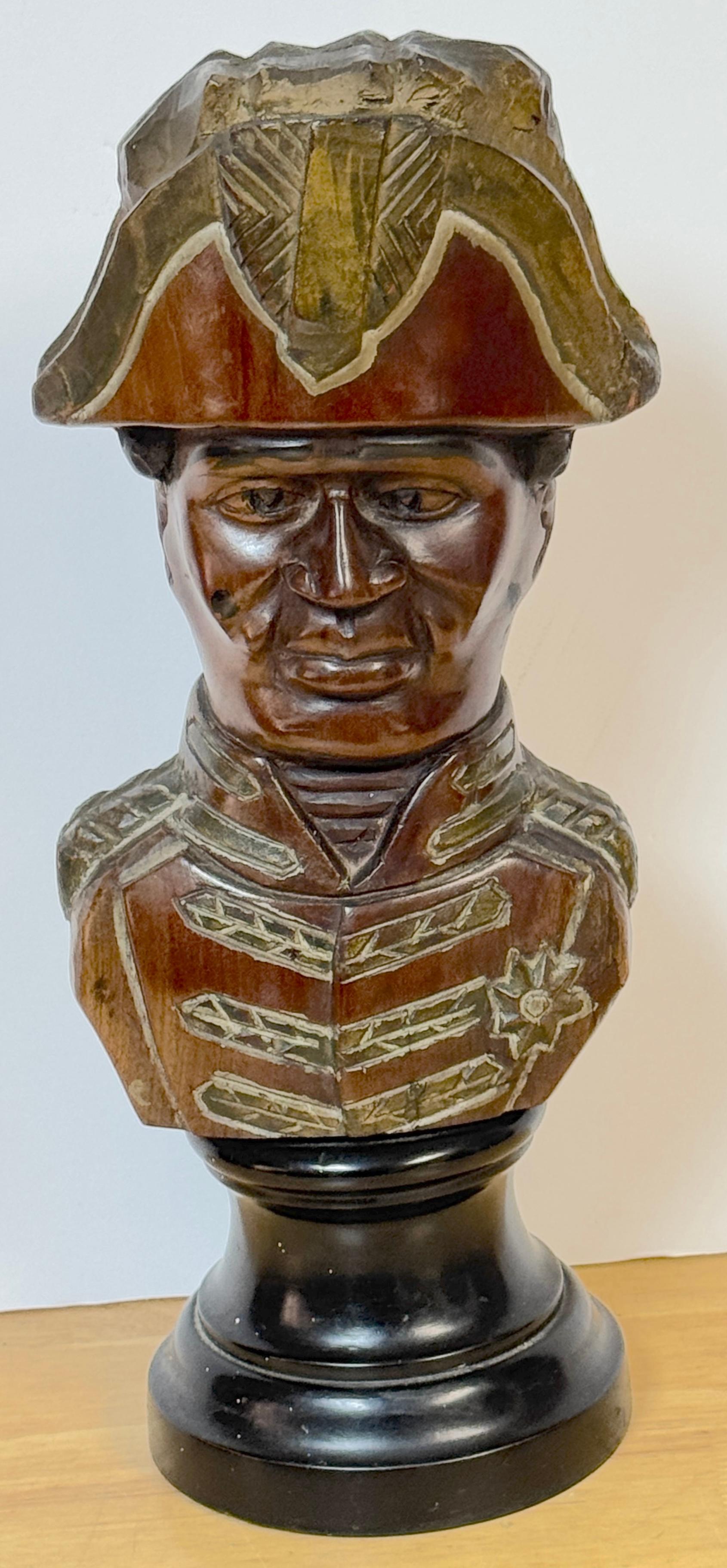 A.I.C. (Haitiano, XIX secolo) busto scolpito a mano di Henri Christophe.

con l'iscrizione di H. H. Christope

Questo busto in legno intagliato a mano di Henri Christophe, attribuito a Ulysses Dabouze (Haitiano, XIX secolo), è un pezzo raro e