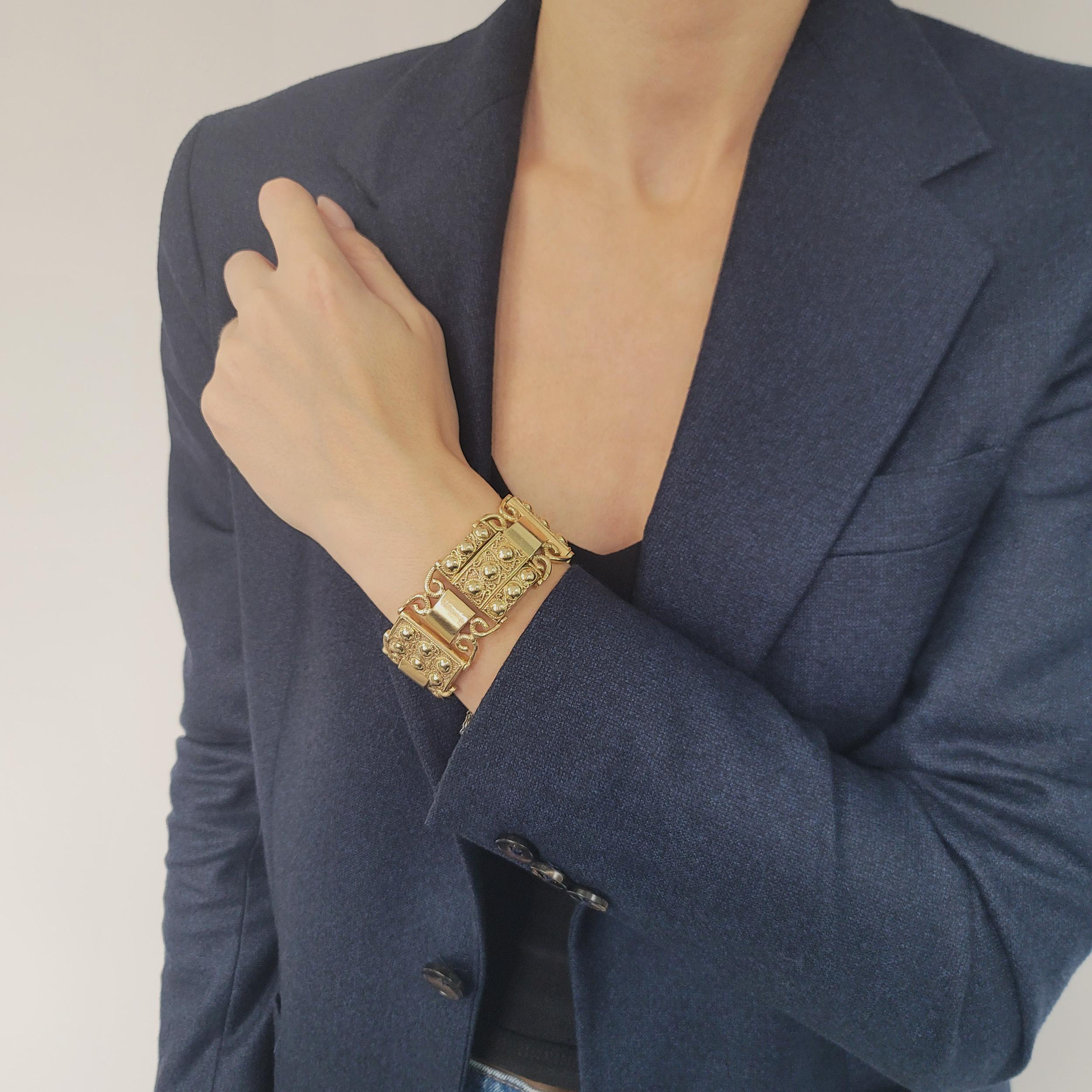 Orologio con bracciale A Link in oro Ulysse Nardin, realizzato in giallo 14 ct.  movimento. Questo bracciale intricato presenta un orologio pika-boo nascosto con quadrante quadrato in tonalità argento.
con indici a bastone e punti in oro, firmato