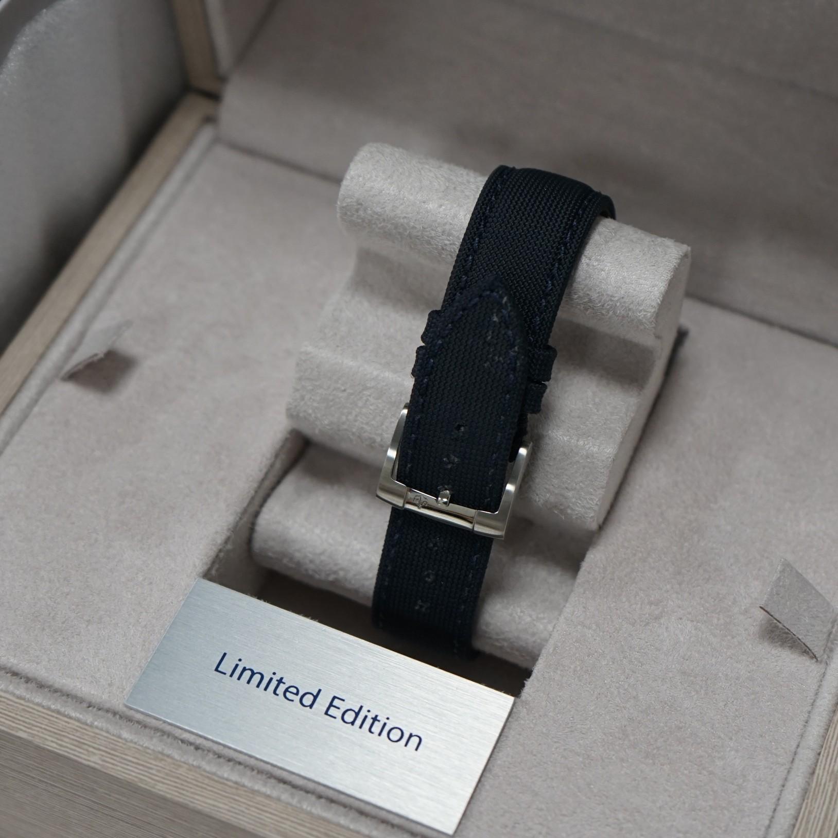 Pre-owned in excellent condition Ulysse Nardin Marine Chronometer Limited Edition of 173 pieces, features a 44 mm stainless steel case, thin fixed bezel with coined edge, white lacquered dial with black roman numeral hour markers and minute track,