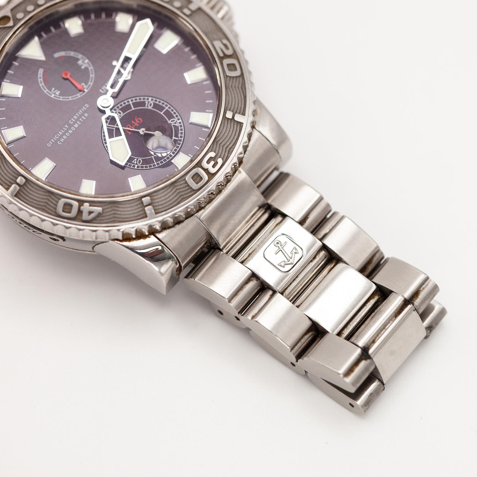 Un orologio audace e tecnicamente raffinato, l'Ulysse Nardin Maxi Marine Diver è un cronometro certificato ufficialmente progettato sia per le immersioni professionali che per l'eleganza quotidiana.

Model No: Cronometro Maxi Marin Diver
Numero di