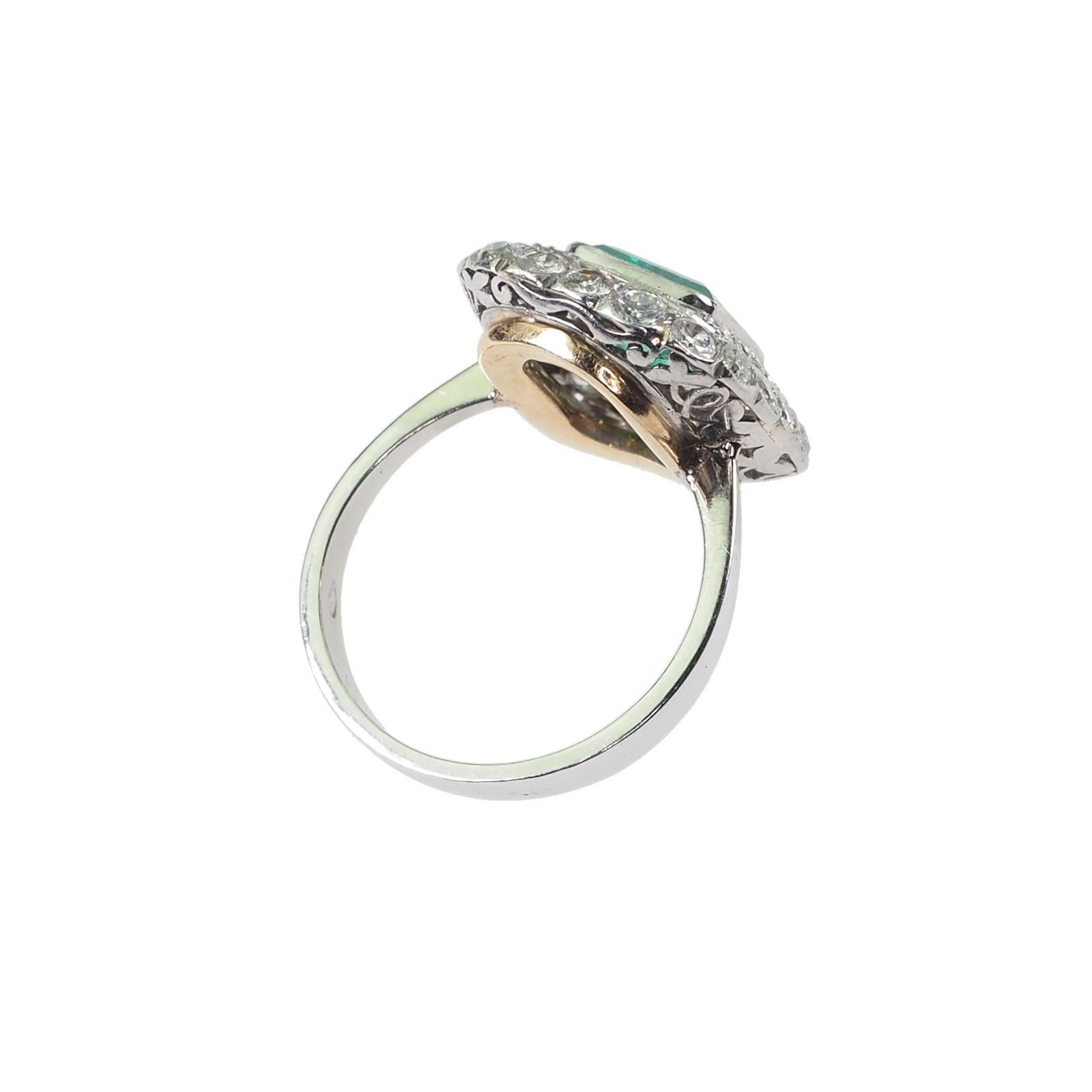 Emerald Cut Um 1940 – Art déco Smaragdring mit 40 Diamanten, inkl. Edelsteingutachten! For Sale