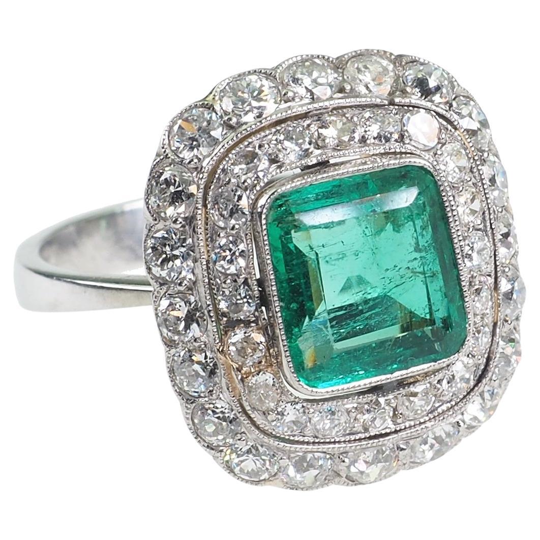 Um 1940 – Art déco Smaragdring mit 40 Diamanten, inkl. Edelsteingutachten! For Sale