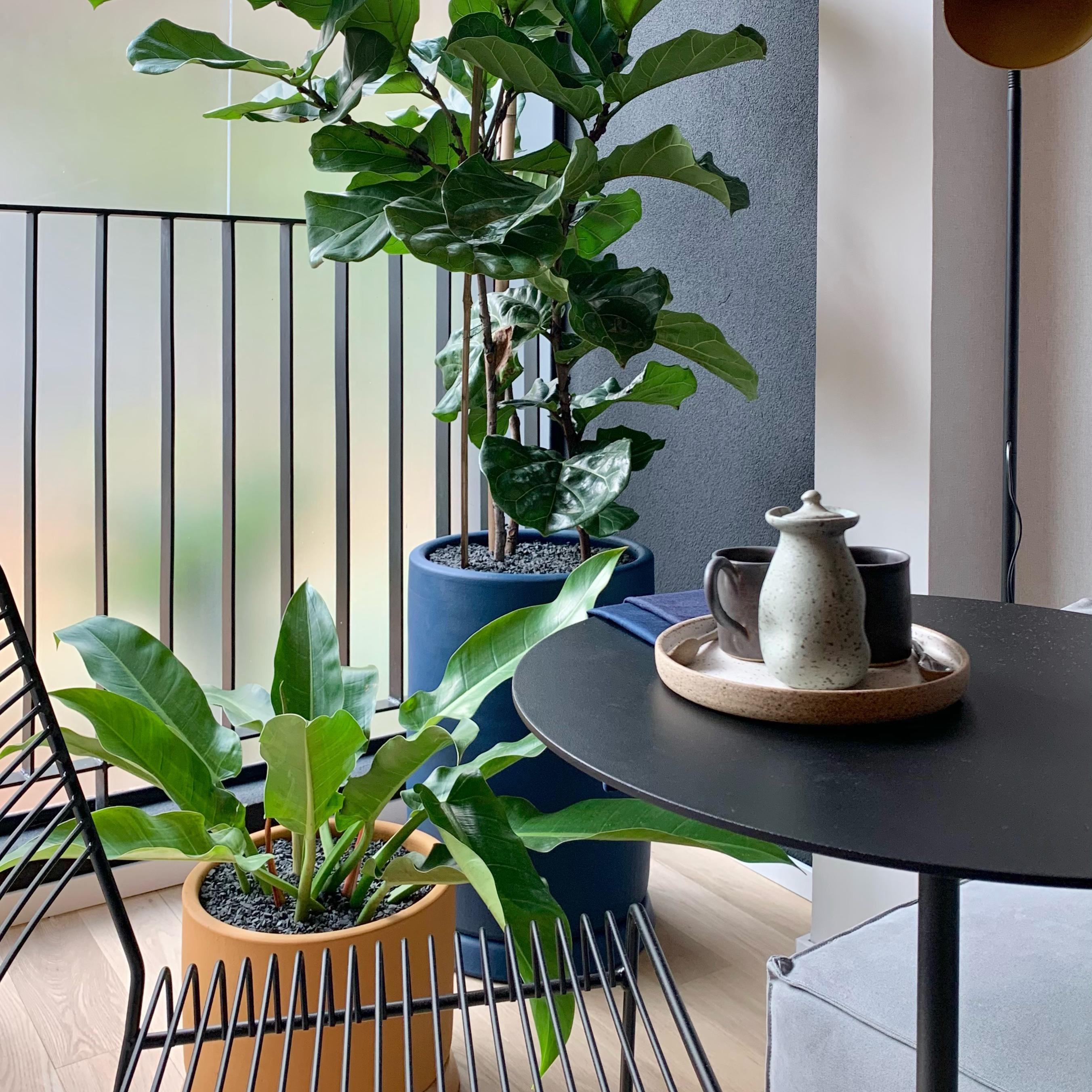 Table with concrete base and carbon steel top with electrostatic paint in black or white