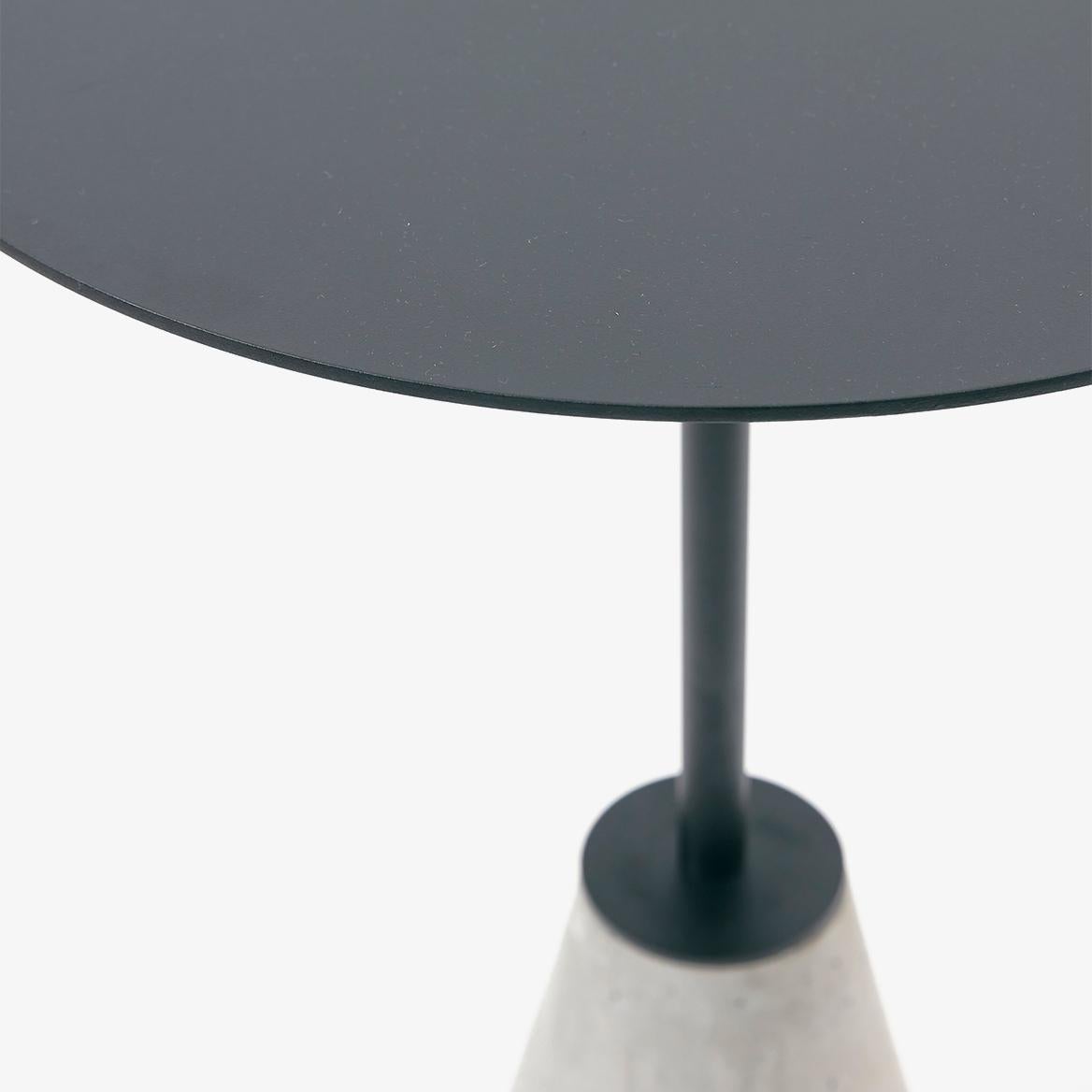 Painted Minimalist and contemporary UM Bistro Table in black steel and concrete For Sale