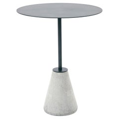 Mesa Bistro UM minimalista y contemporánea de acero negro y hormigón