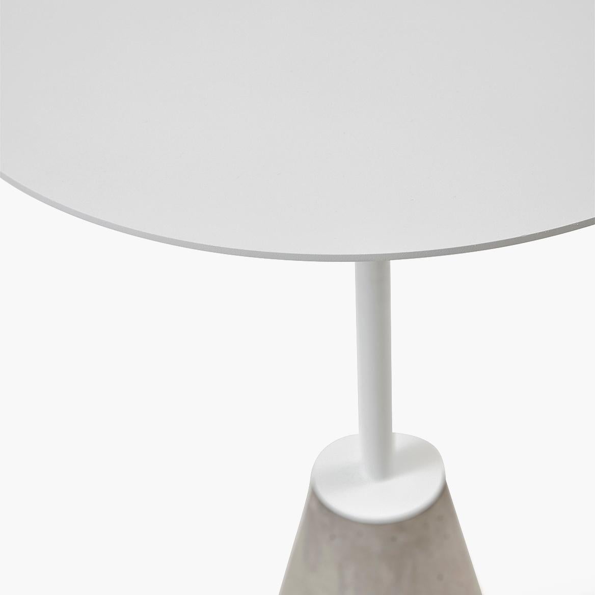 Mesa Bistro UM minimalista y contemporánea de acero blanco y hormigón Brasileño en venta