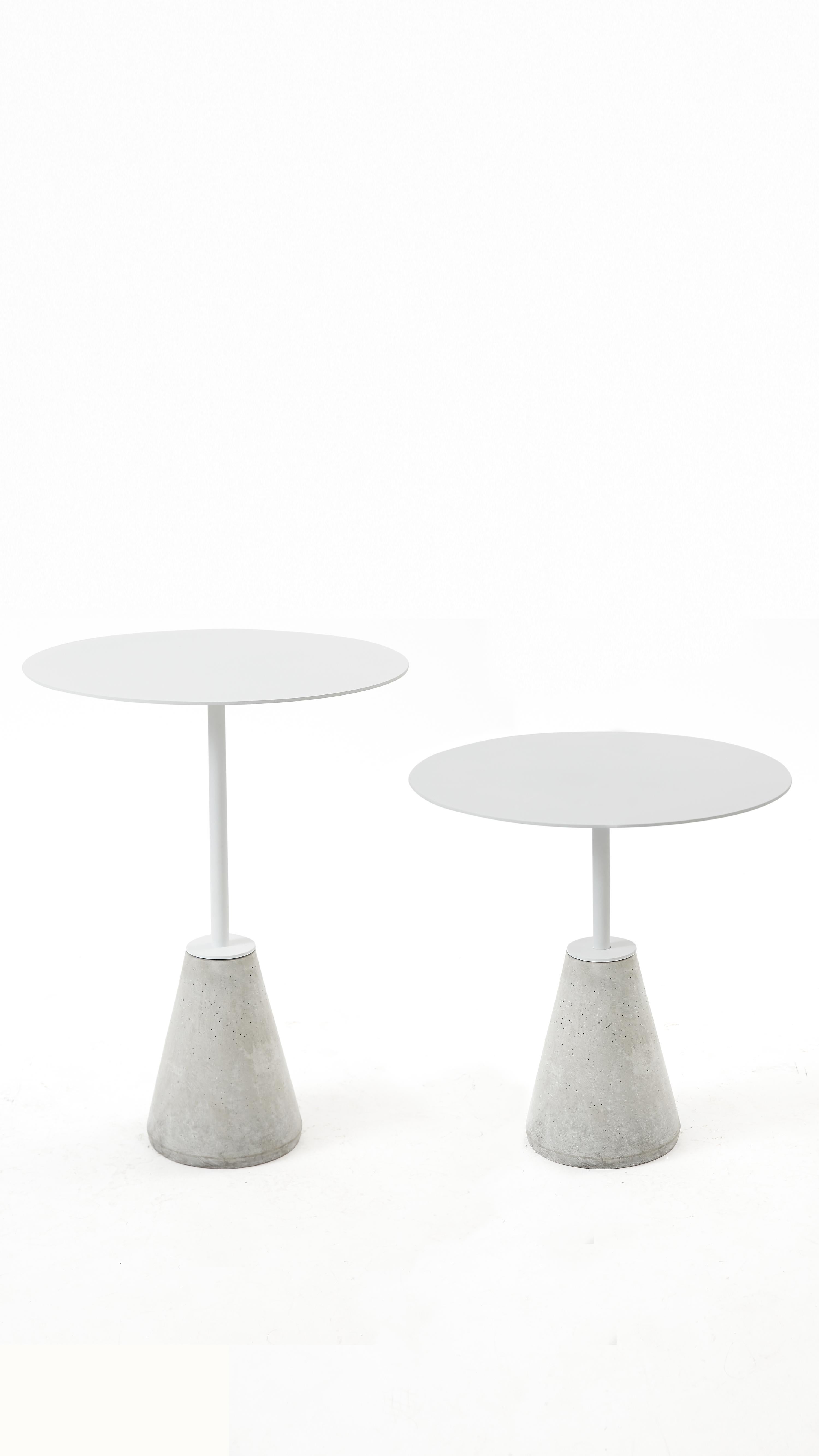 Mesa Bistro UM minimalista y contemporánea de acero blanco y hormigón Acero en venta