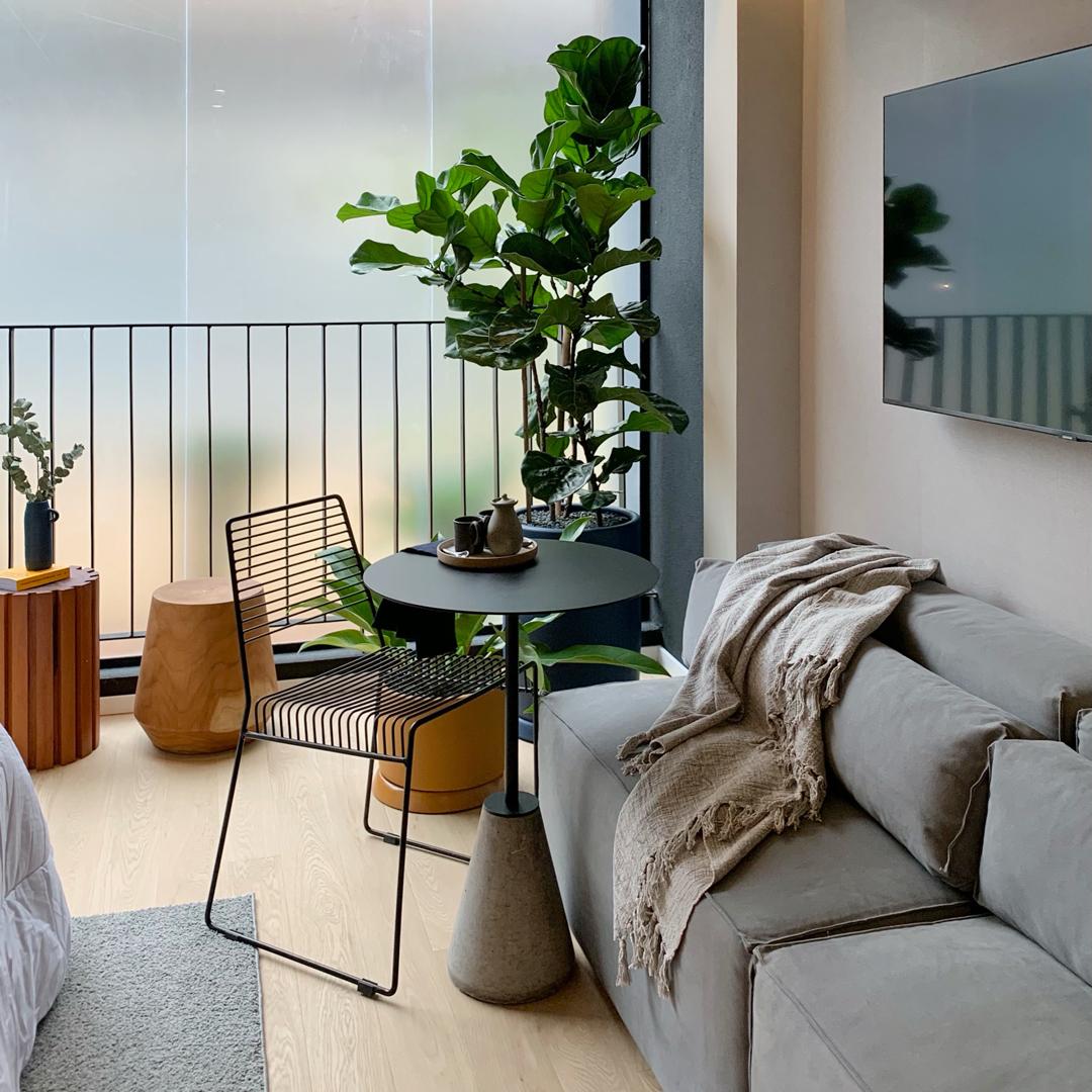Mesa Bistro UM minimalista y contemporánea de acero blanco y hormigón en venta 1