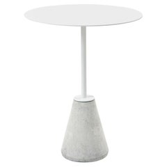 Minimalistischer und zeitgenössischer UM-Bistrotisch aus weißem Stahl und Beton
