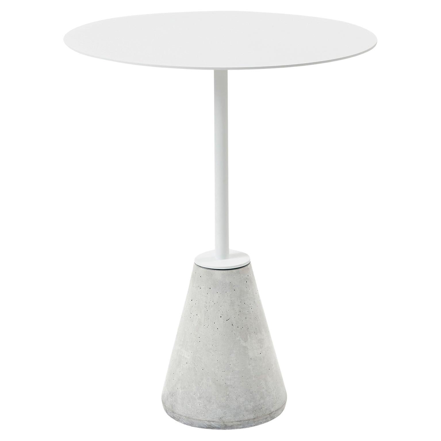 "UM" Mesa bistro redonda de acero pintado de blanco con base de hormigón