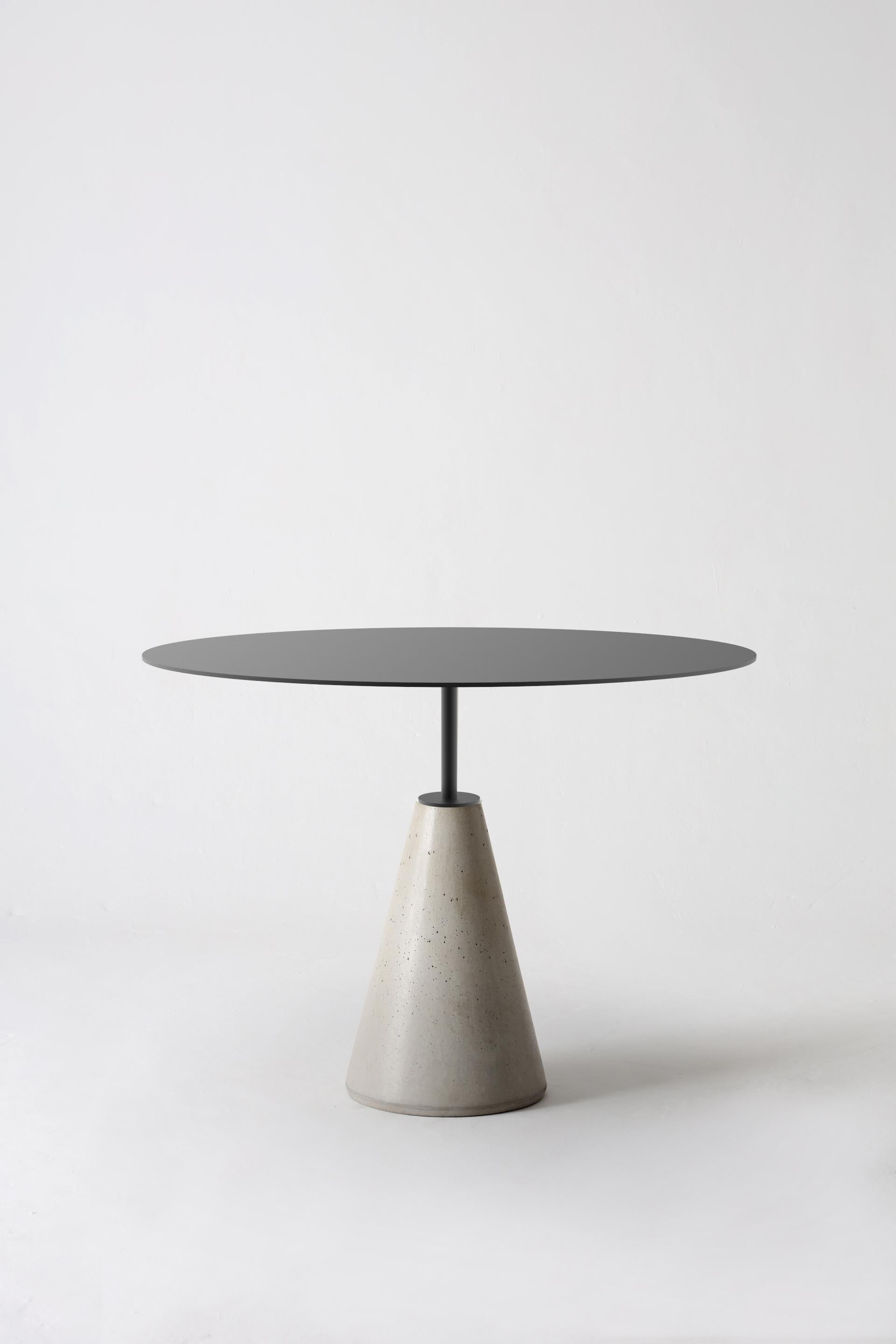 Brazilian UM dining table in black steel and concrete For Sale