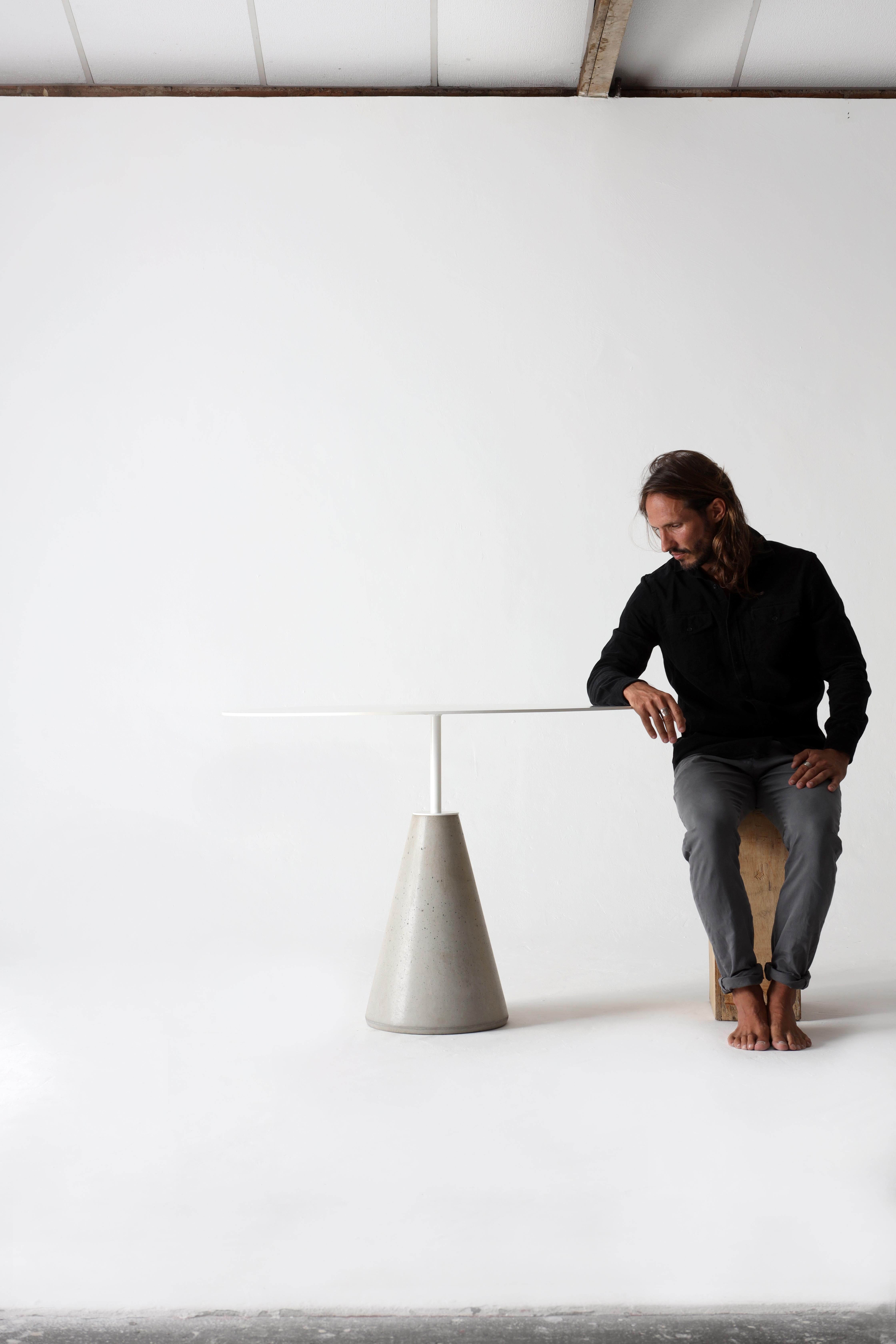 Contemporary UM dining table For Sale
