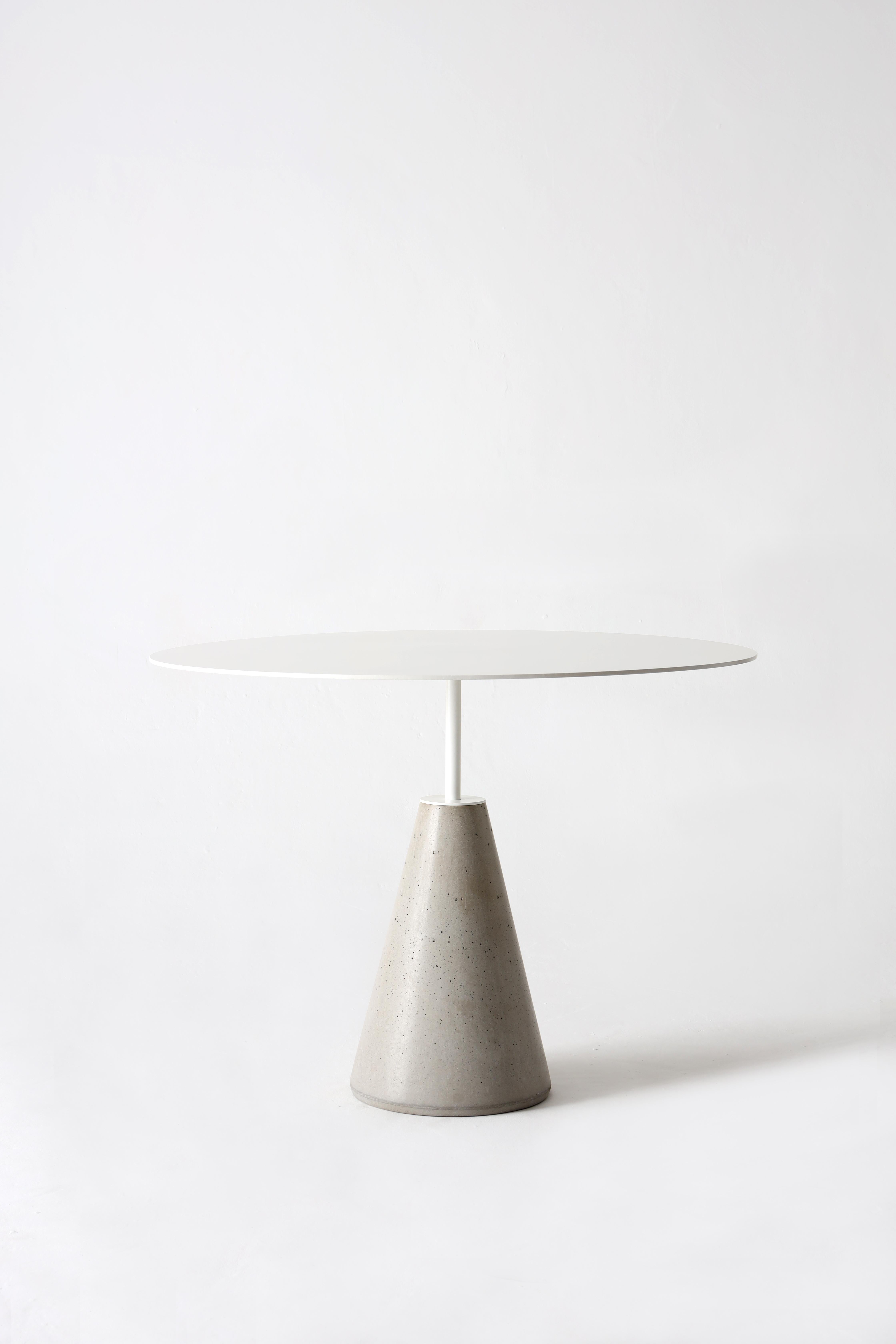 UM dining table in black steel and concrete In New Condition For Sale In Rio De Janeiro, BR