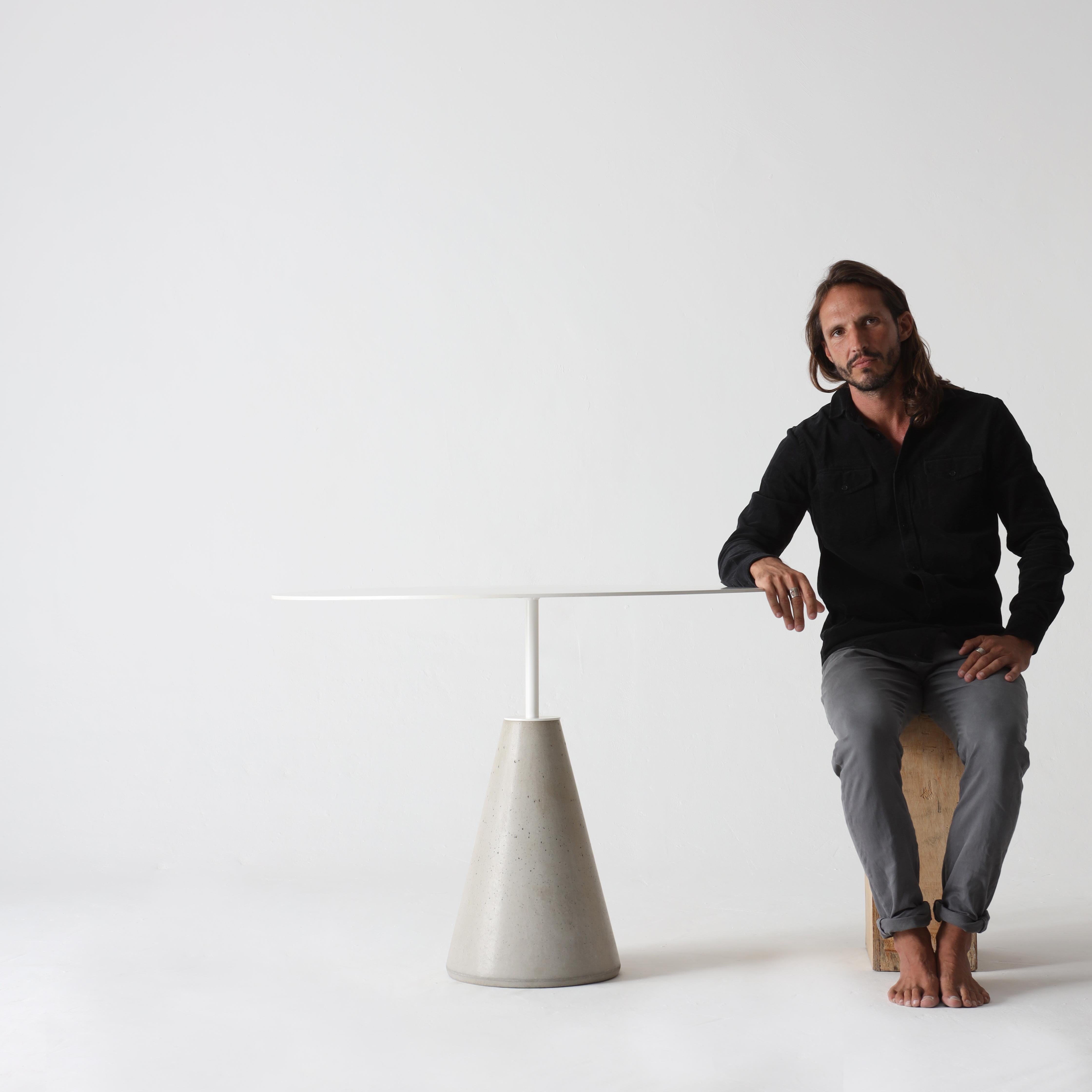 UM dining table in black steel and concrete For Sale 1